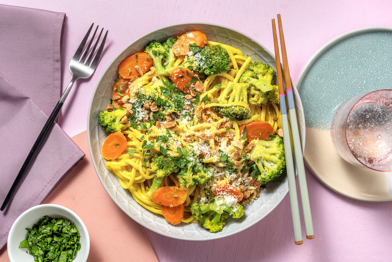 Frische Bandnudeln in Curry-Rahm-Sauce mit Broccoli