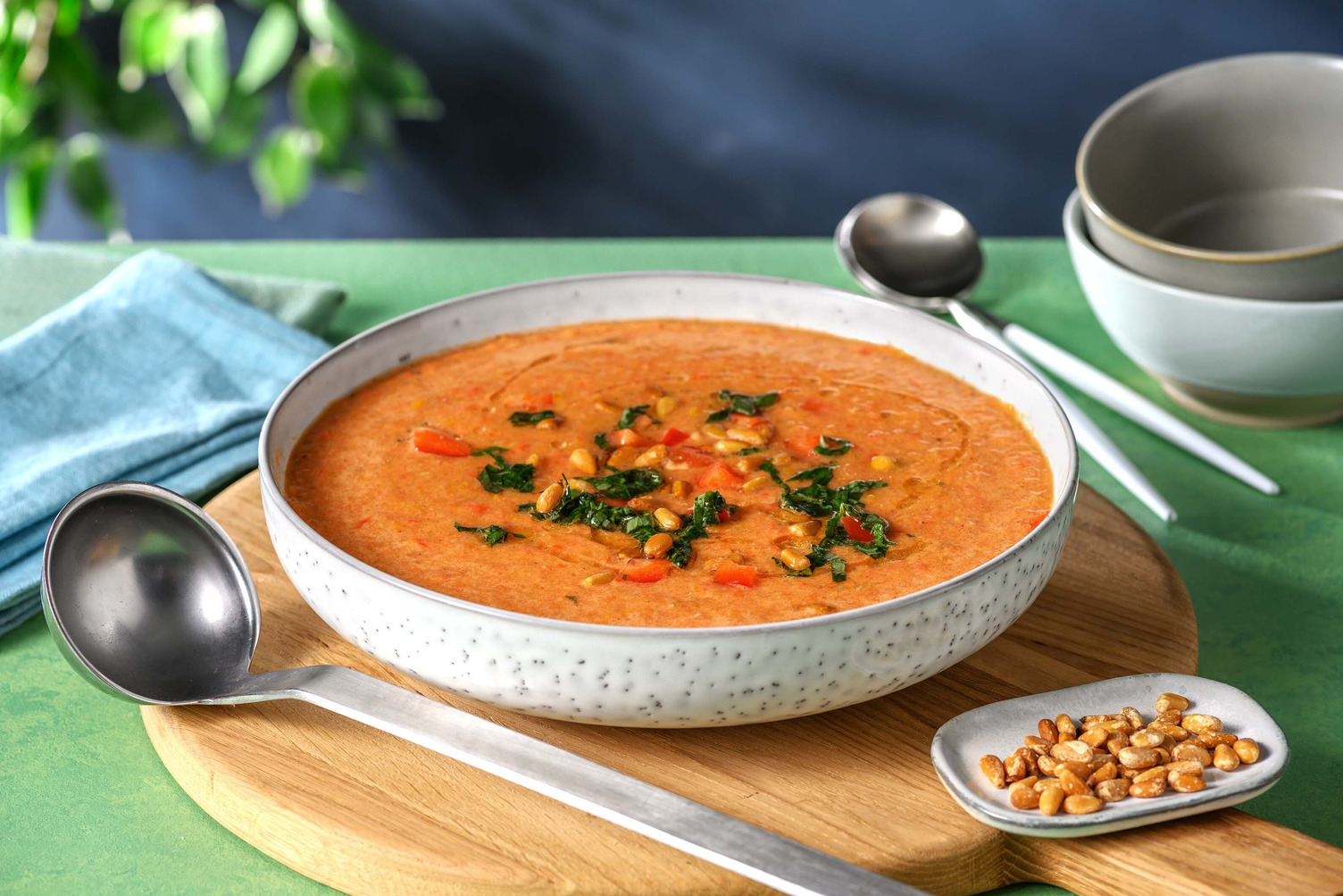 Frischer Gazpacho mit Pinienkernen