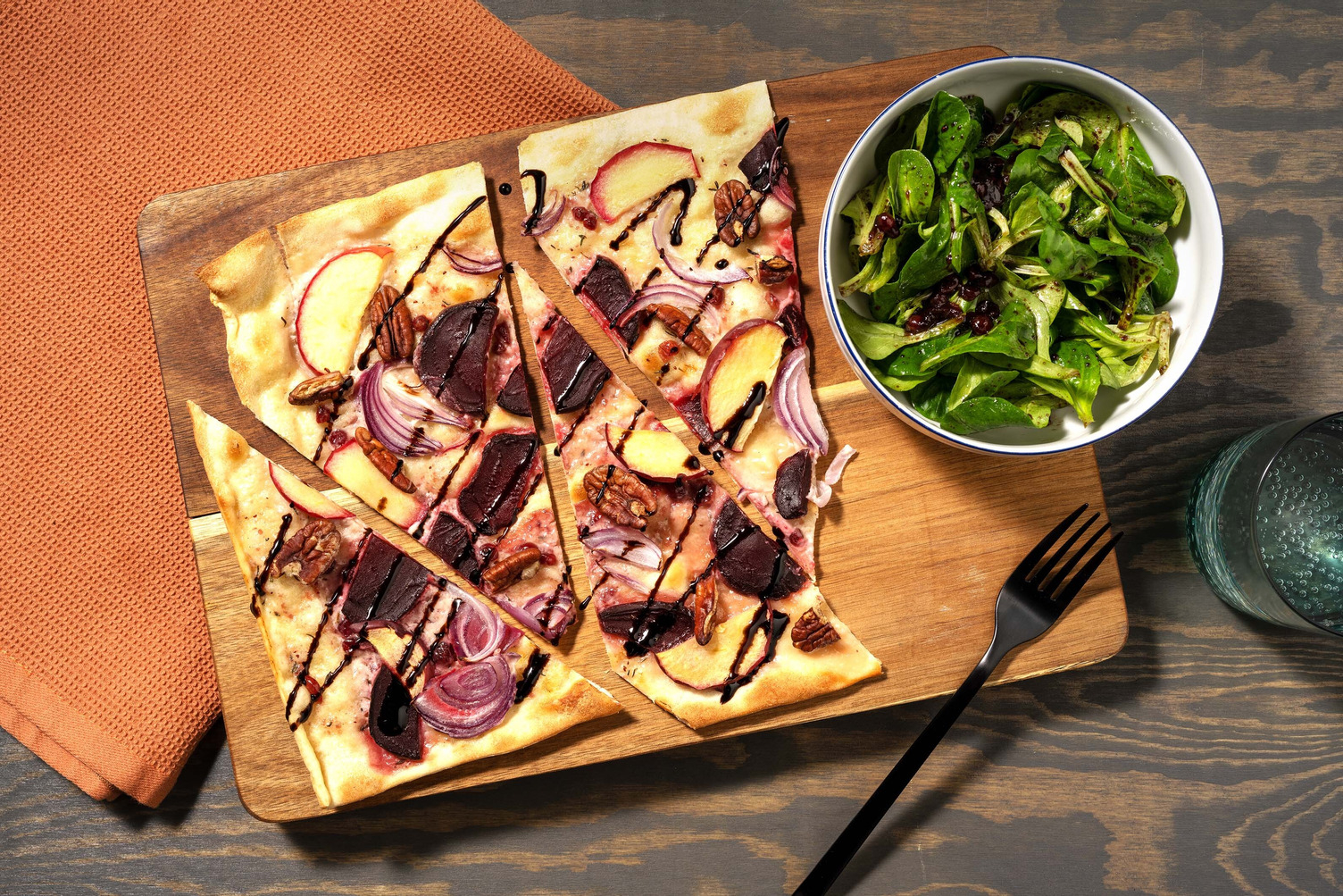 Fruchtiger Rote-Beete-Flammkuchen mit Apfel