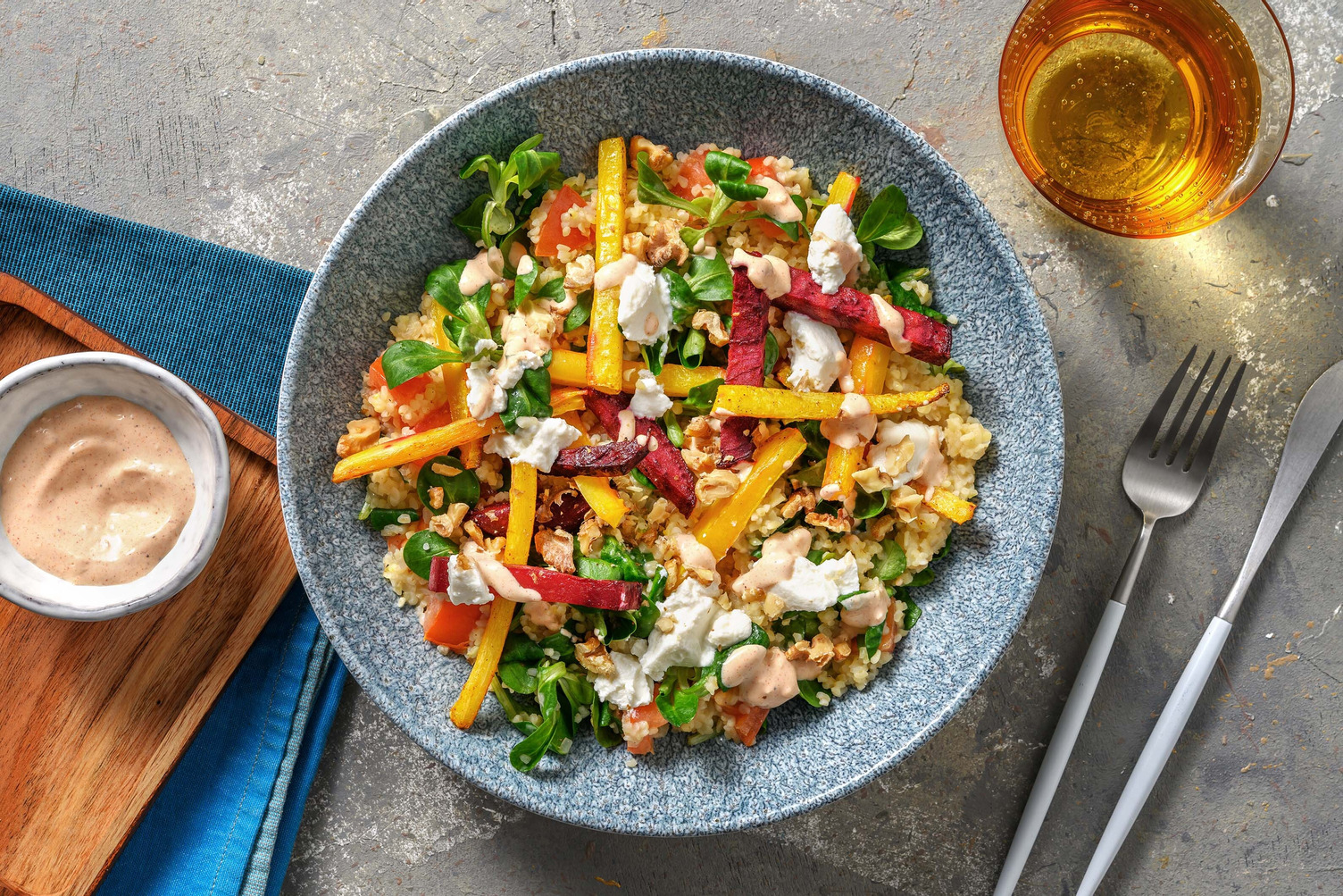 Frühlingssalat mit Bulgur & Ziegenkäse Crumble