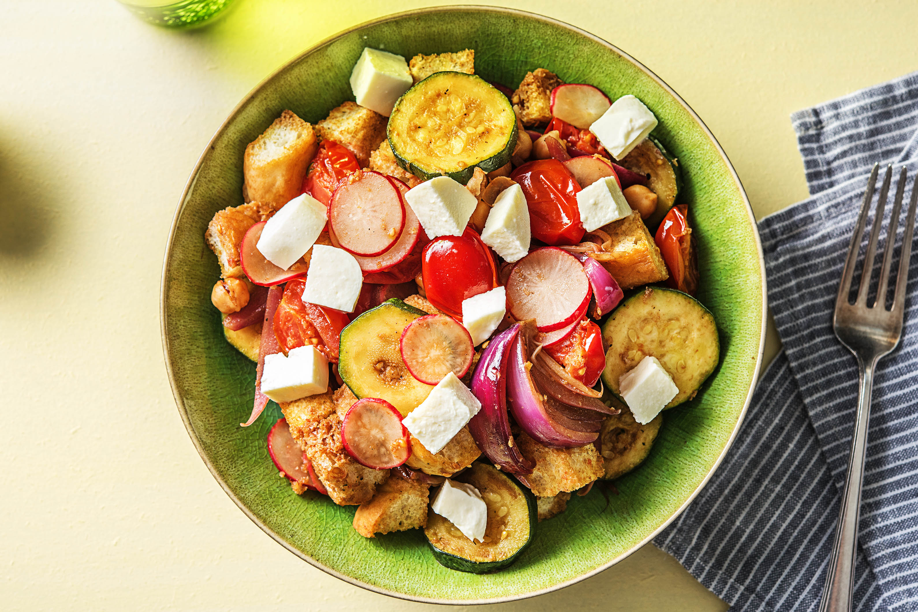 Frühsommerlicher Brotsalat