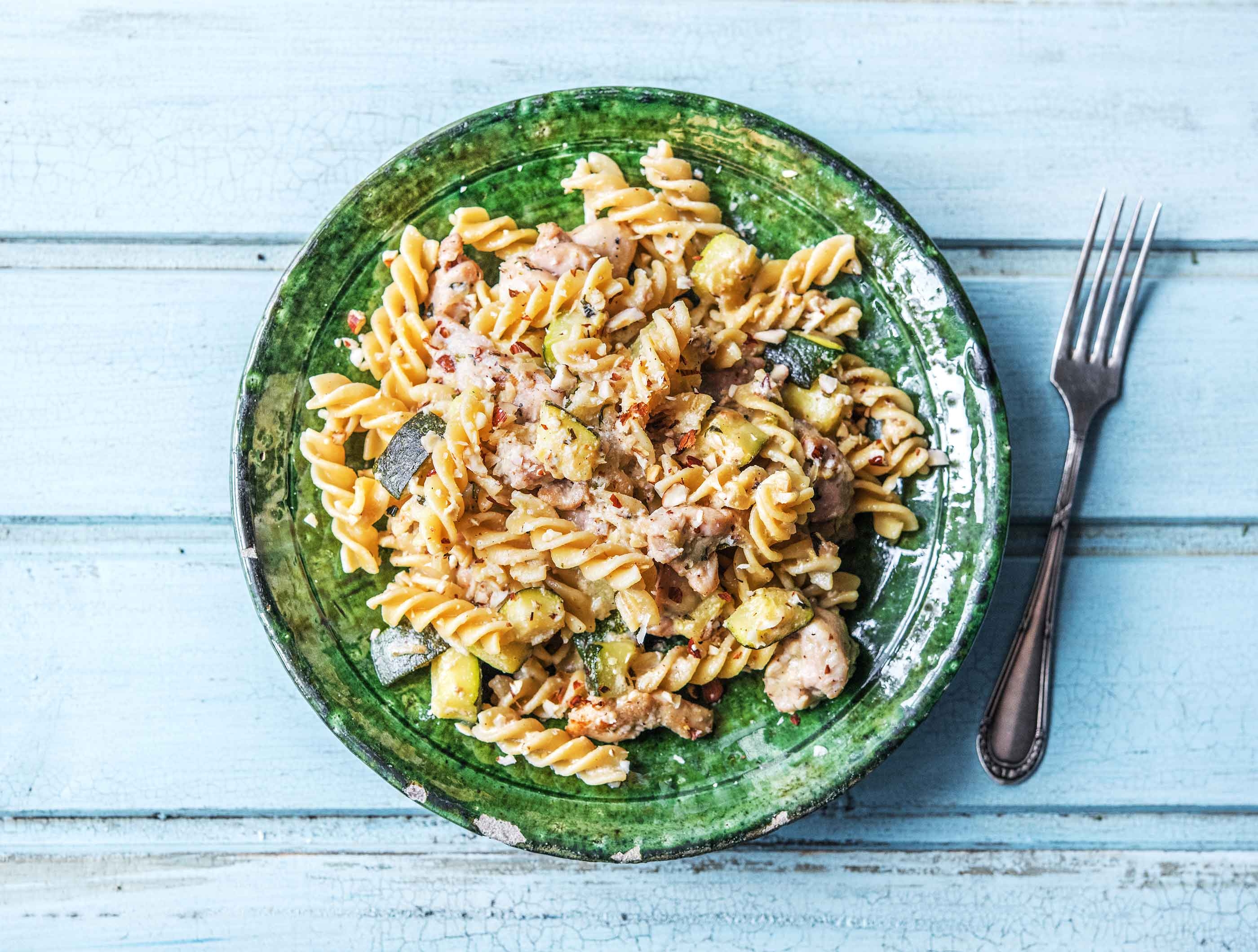 Fusilli met kippendij en geitenkaas met hazelnoten en knoflook
