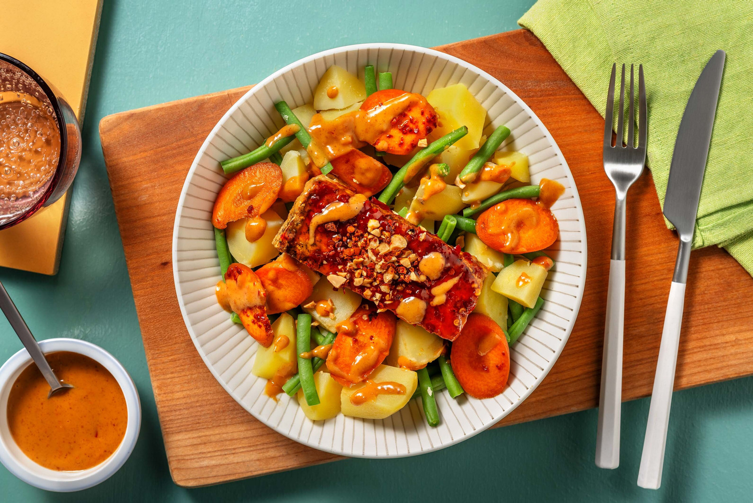 Gado Gado! Tofu mit Satay-Sauce auf Gemüsebett