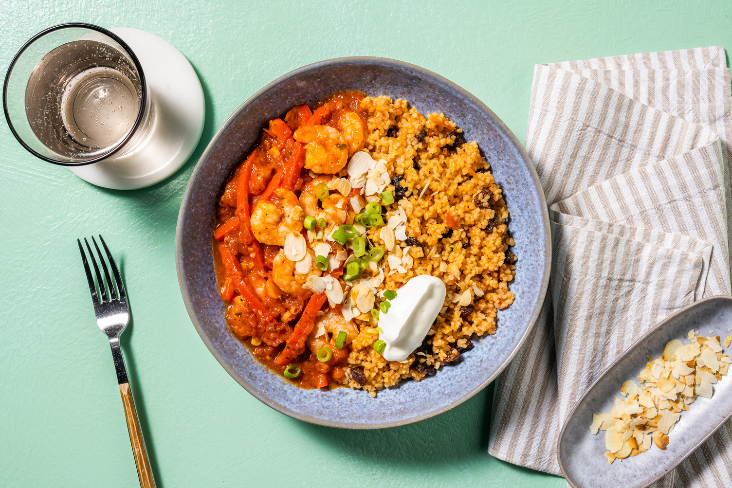 Garnelen-Tajine mit Sultaninen-Bulgur & Peperoni