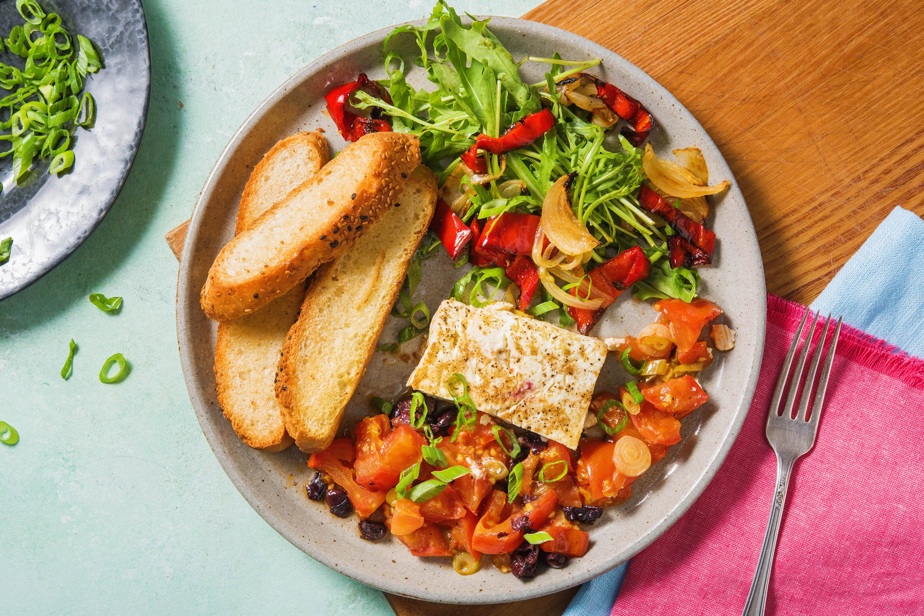 Gebackener Hirtenkäse an Tomatengemüse