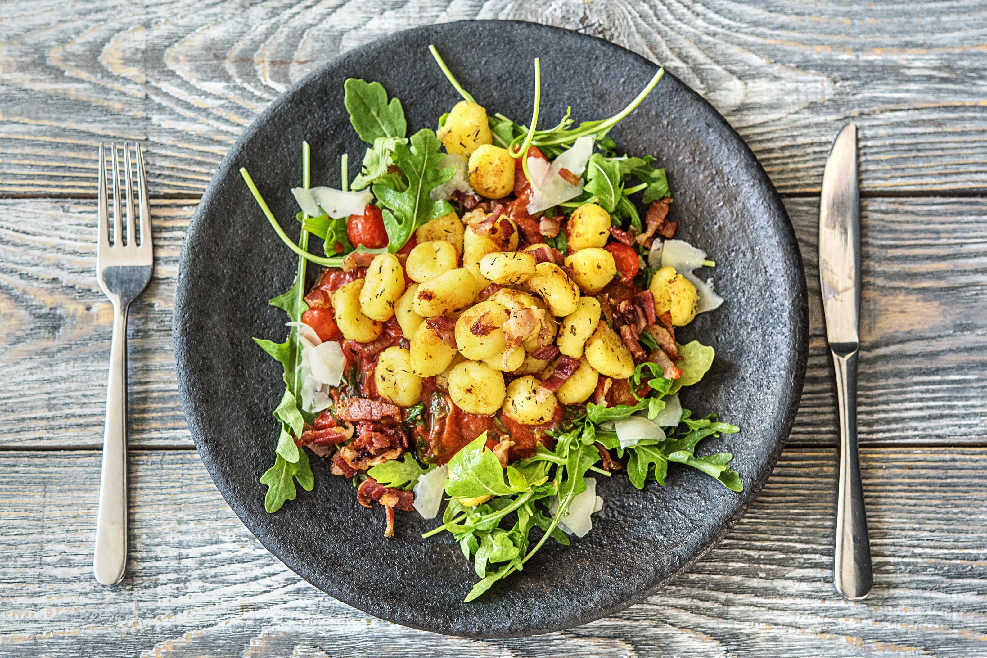 Gebakken gnocchi met spinazie en spekjes