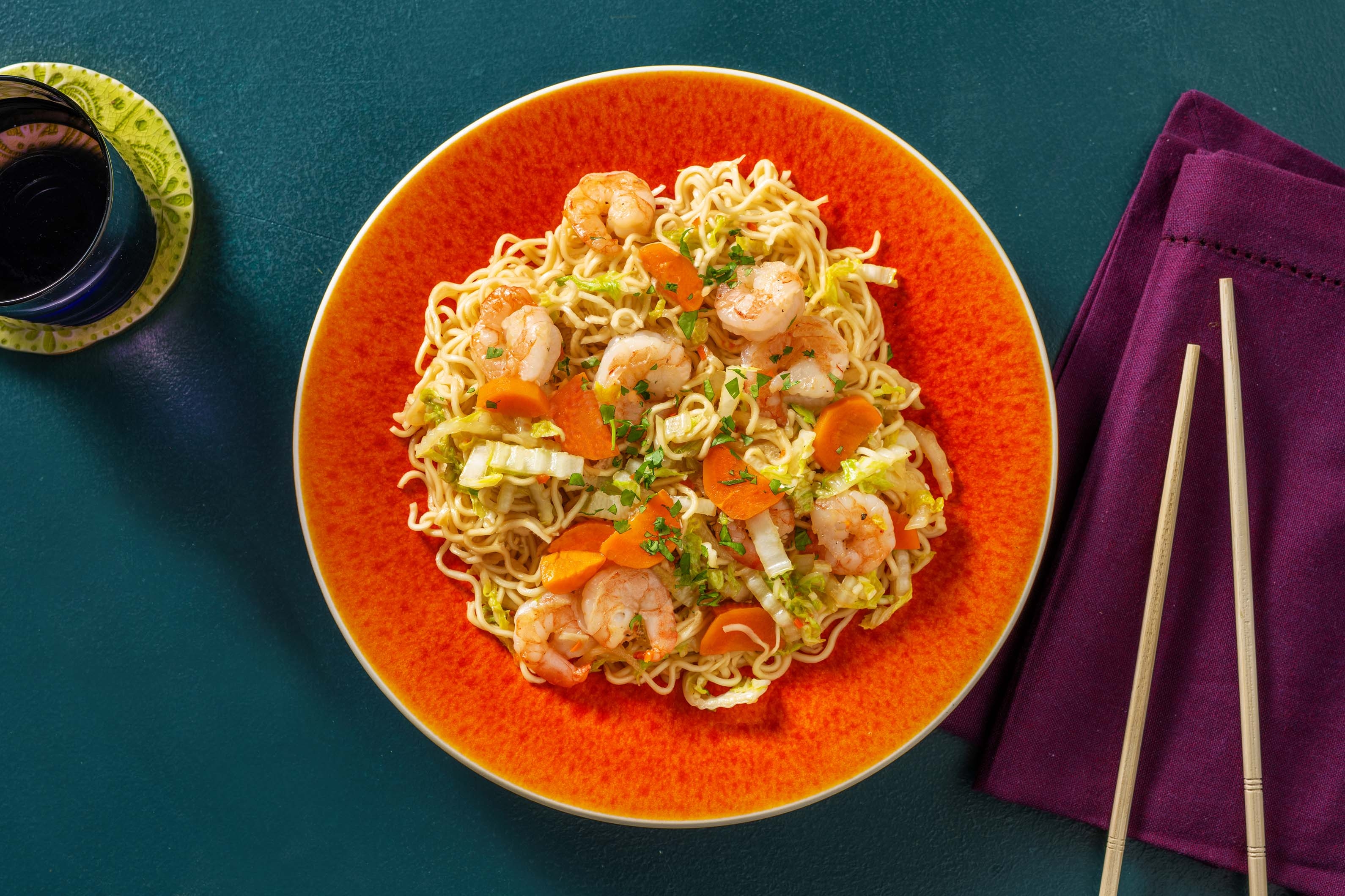 Nouilles sautées aux crevettes et chou chinois