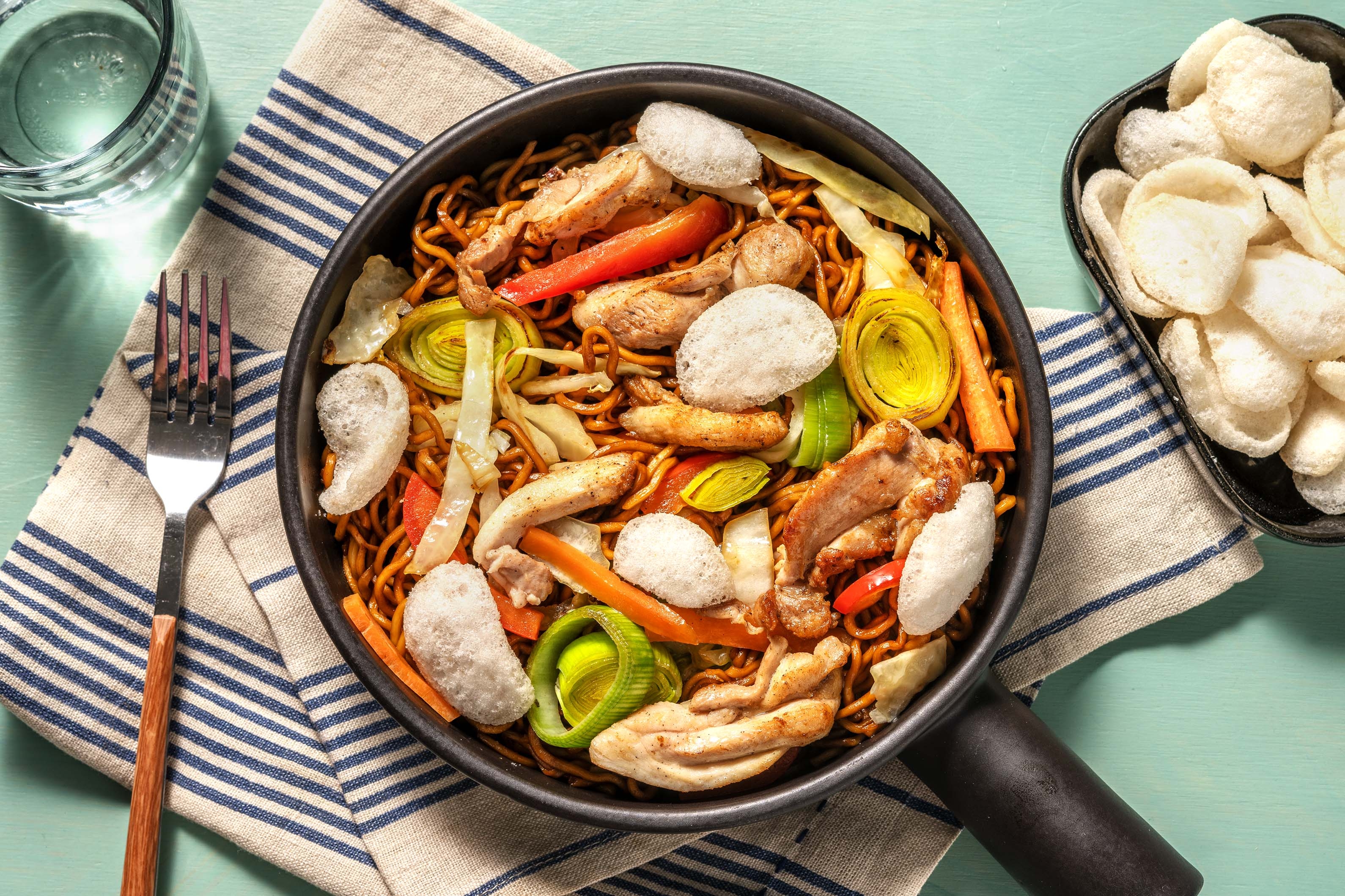 Gebakken noedels met kippendijreepjes