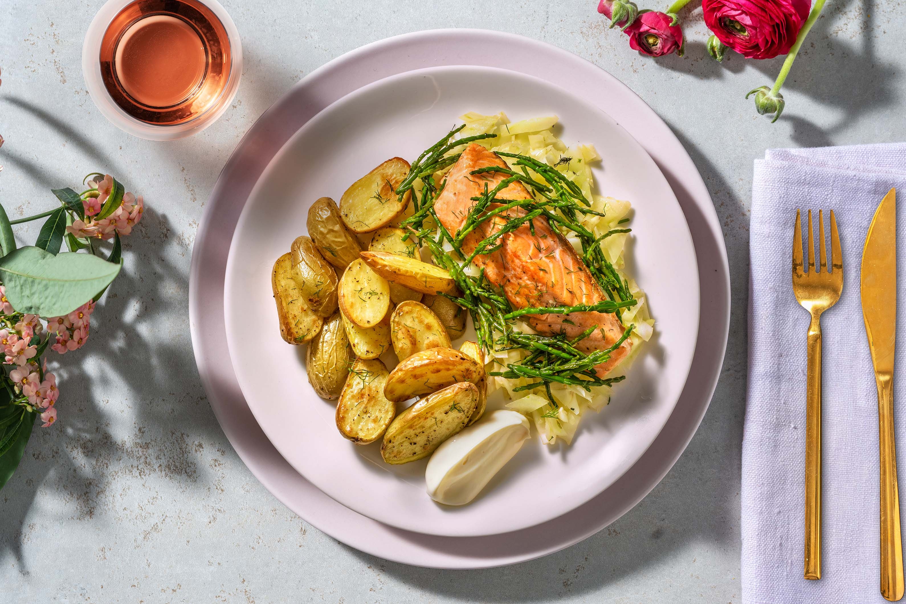 Filet de saumon poêlé garni de salicornes
