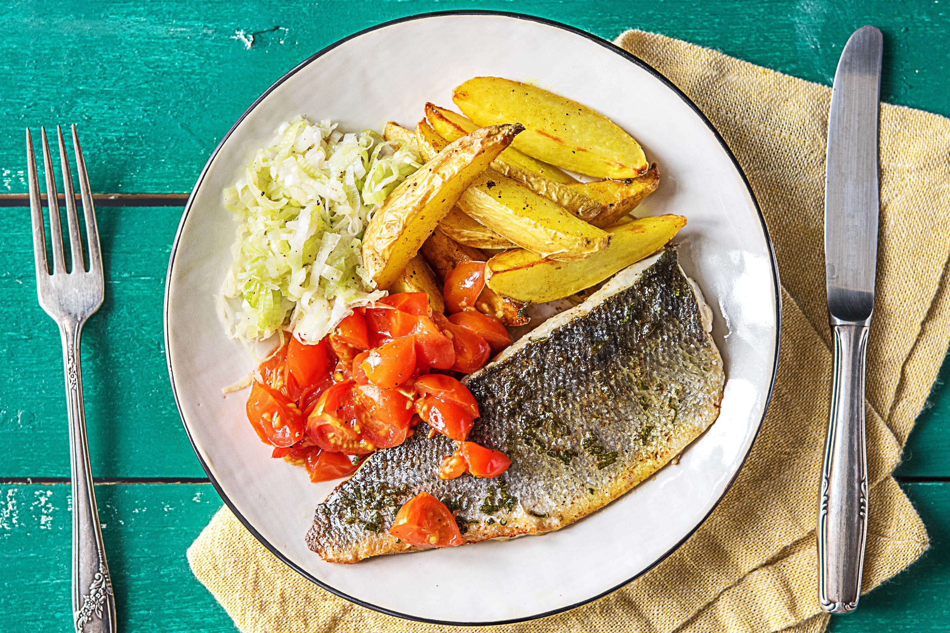 Gebakken zeebaarsfilet met salieboter