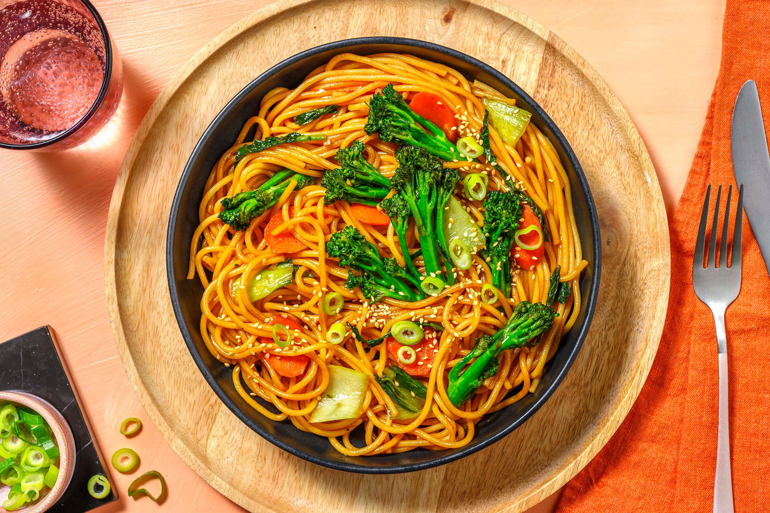 Gebratene Nudeln mit Pak Choi und Brokkolini