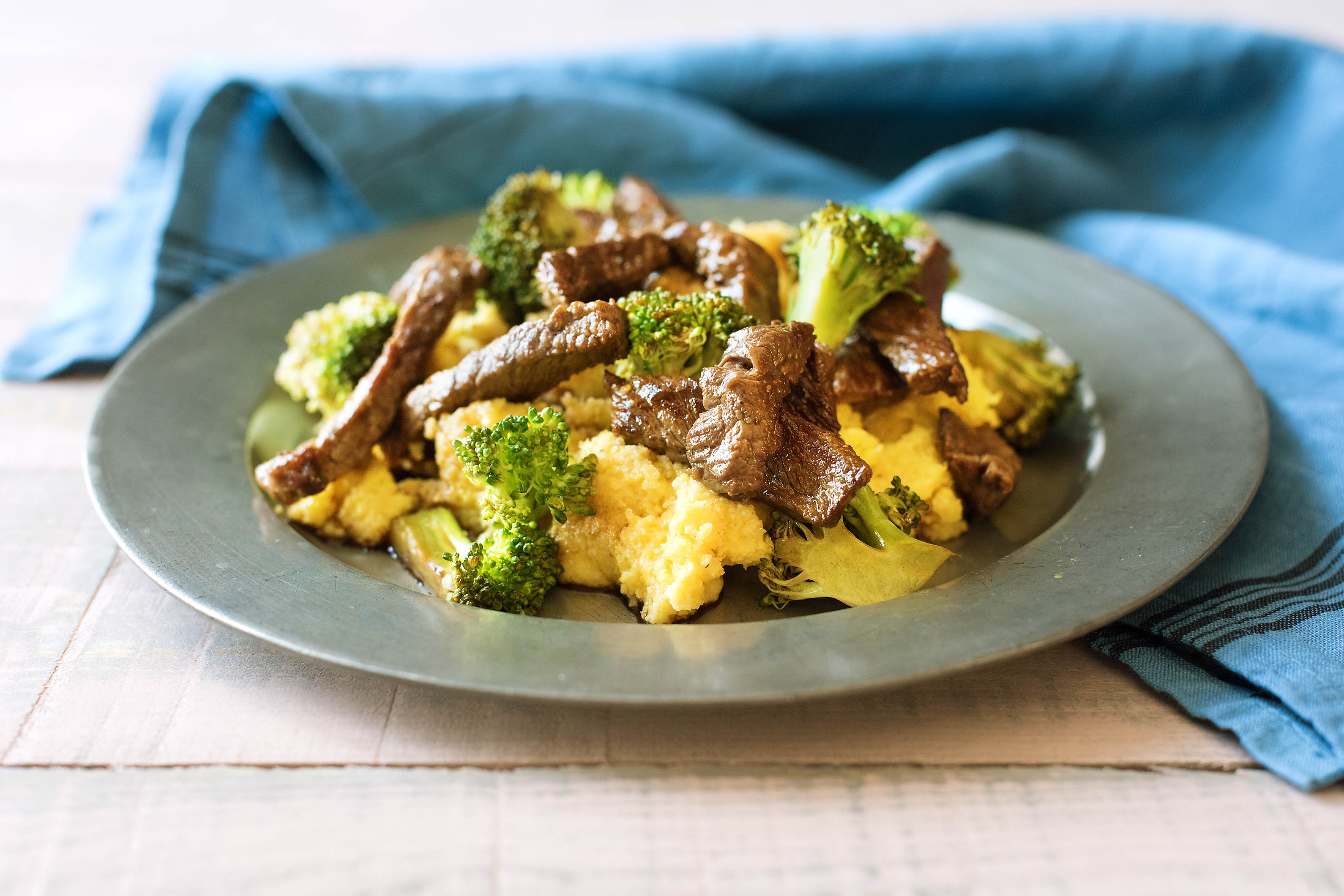 Gebratene Rumpsteak-Streifen mit Brokkoli