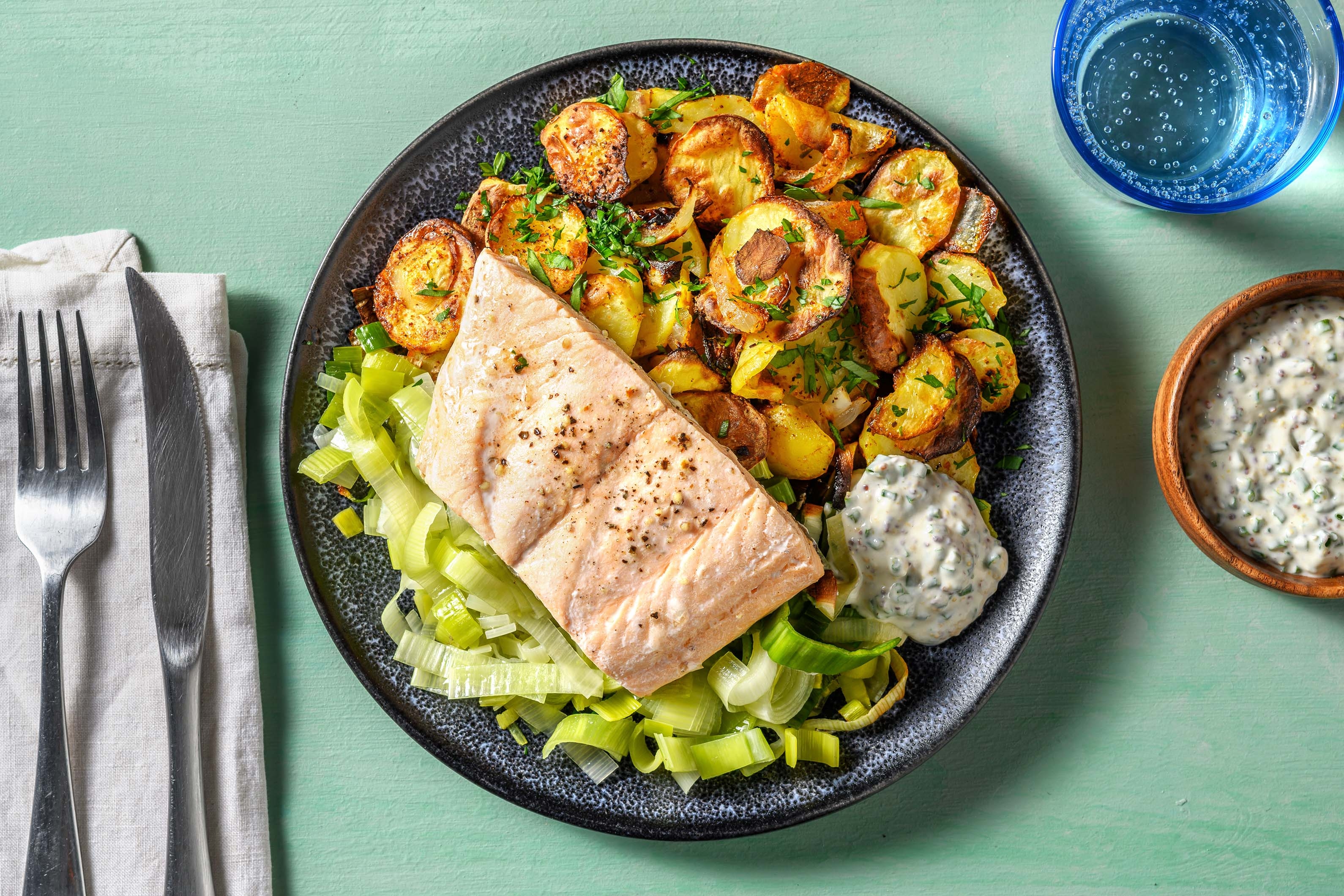 Gebratener Lachs auf Lauchgemüse