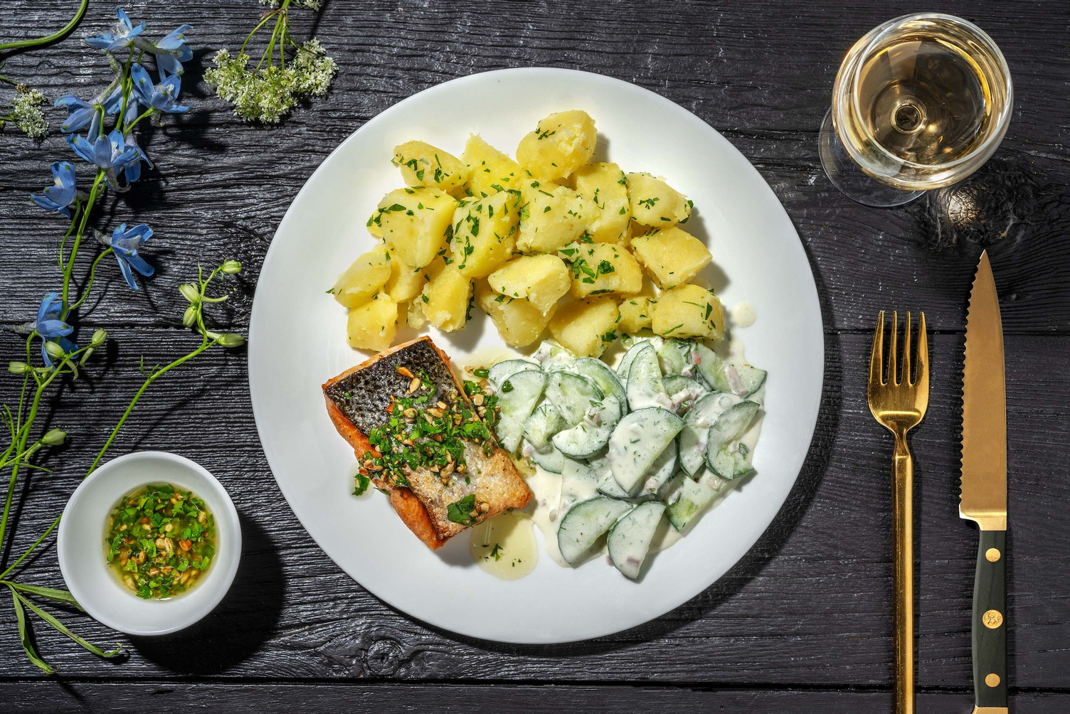 Gebratener Lachs mit cremigem Gurkensalat