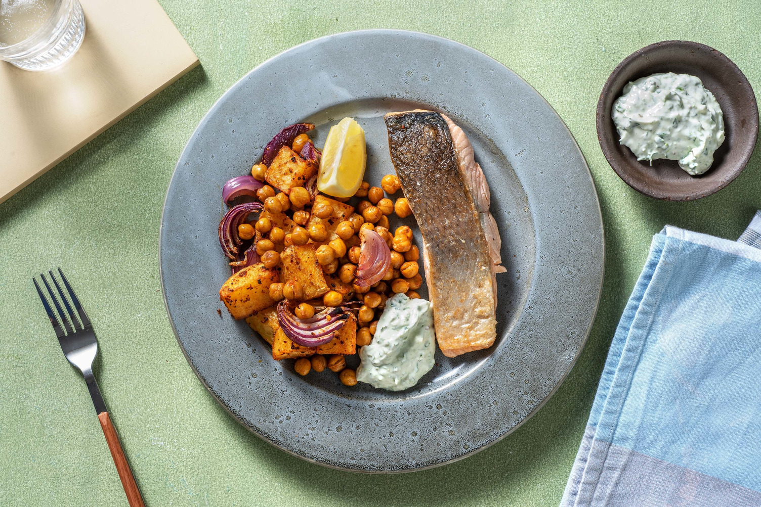 Gebratener Lachs mit Knoblauchdip