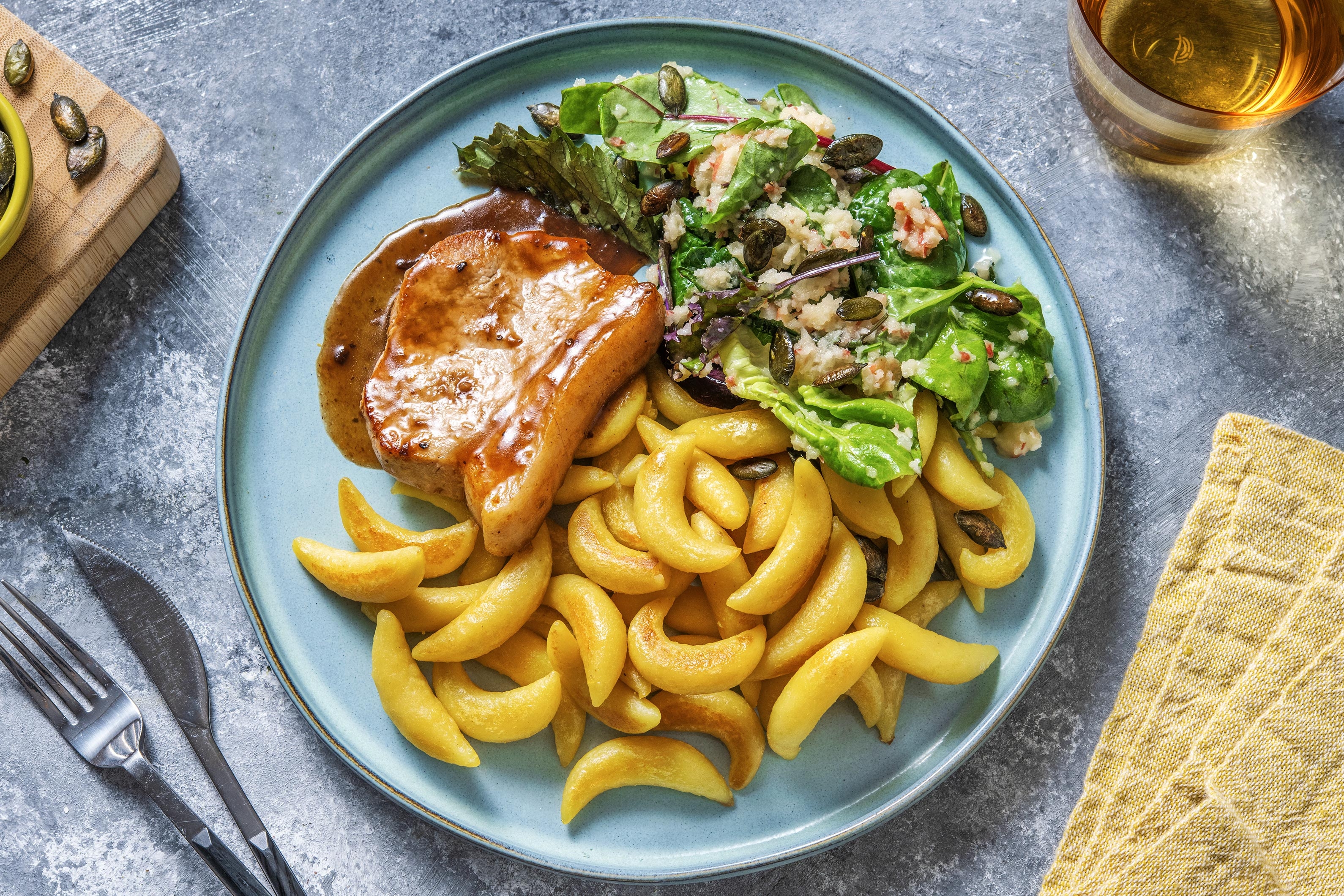 Gebratenes Schweinesteak mit Schupfnudeln