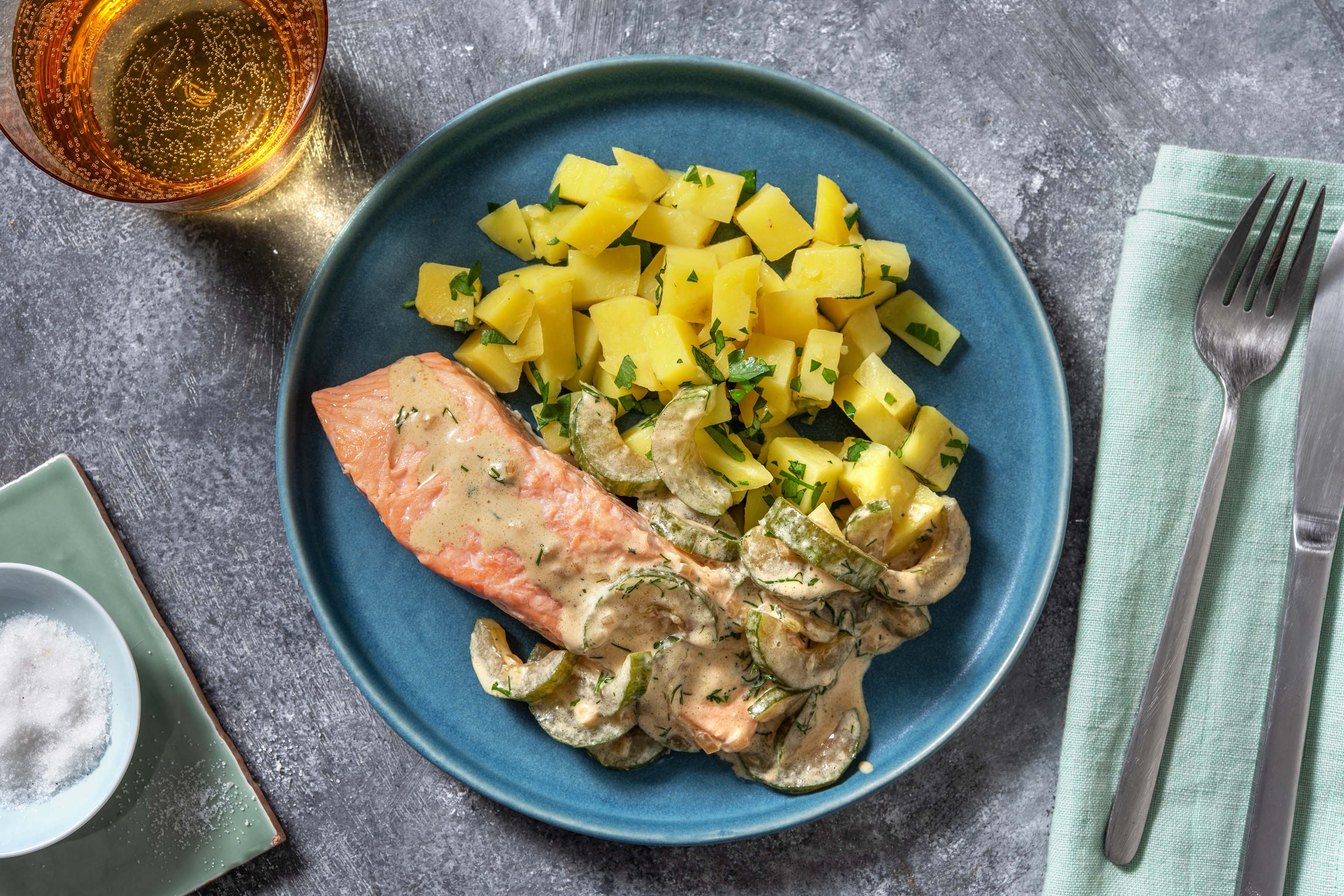 Gedämpfter Lachs mit geschmorter Gurke
