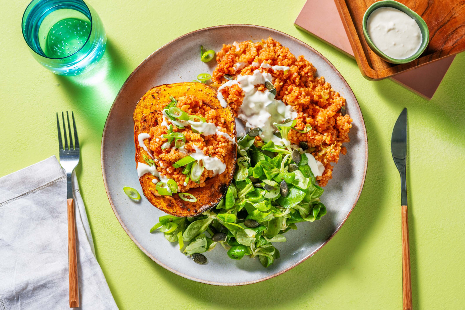 Gefüllte Kürbishälften mit cremiger Tahini-Sauce