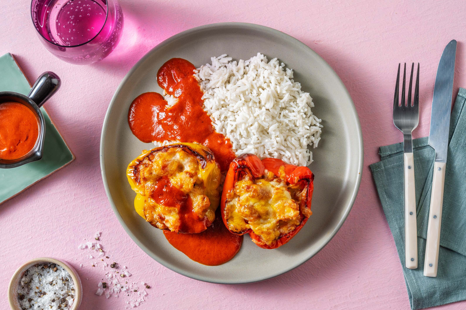 Gefüllte Paprika mit Hähnchen und Käsedecke