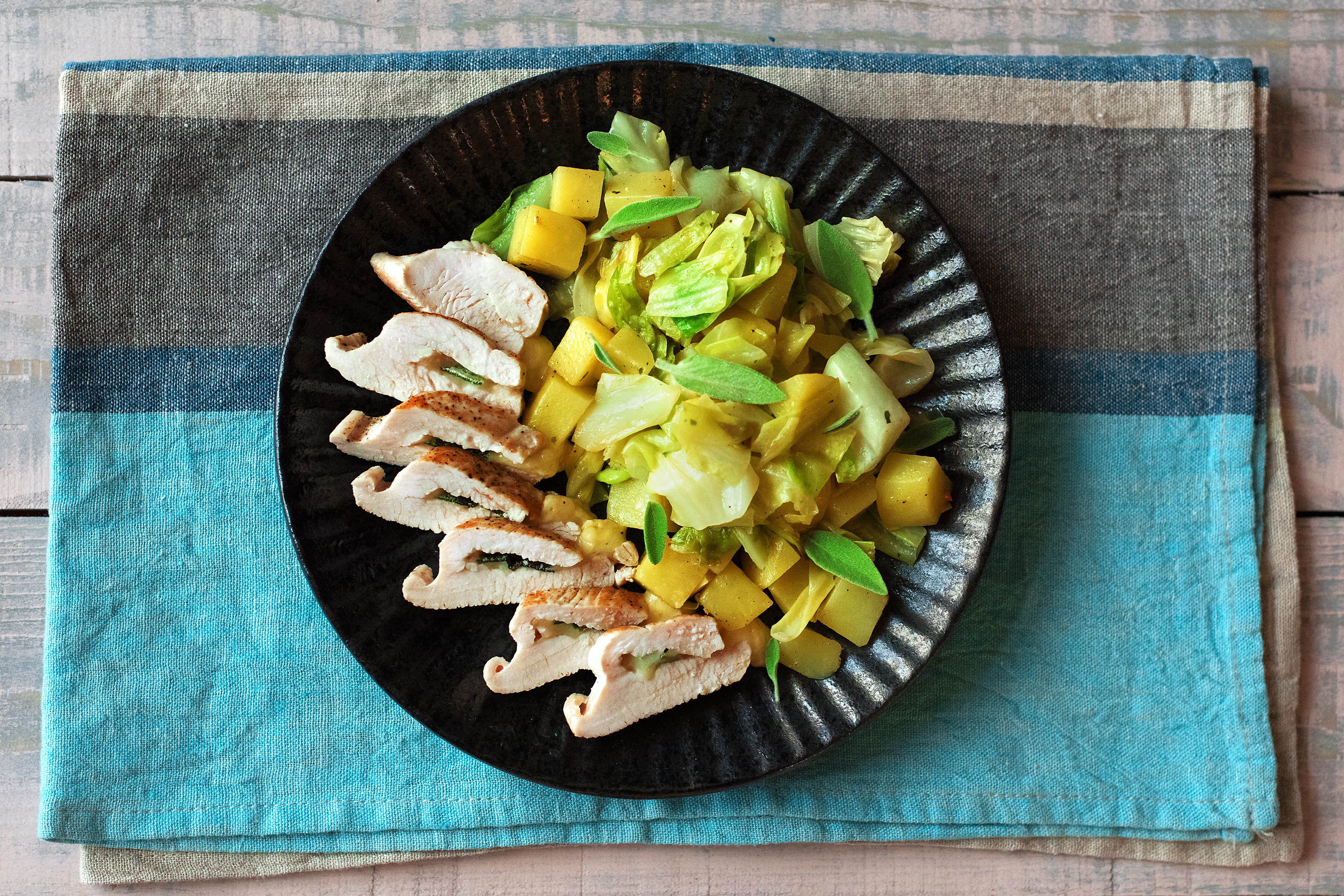 Gefüllte Putenbrust mit würzigem Kartoffel-Spitzkohl-Gemüse