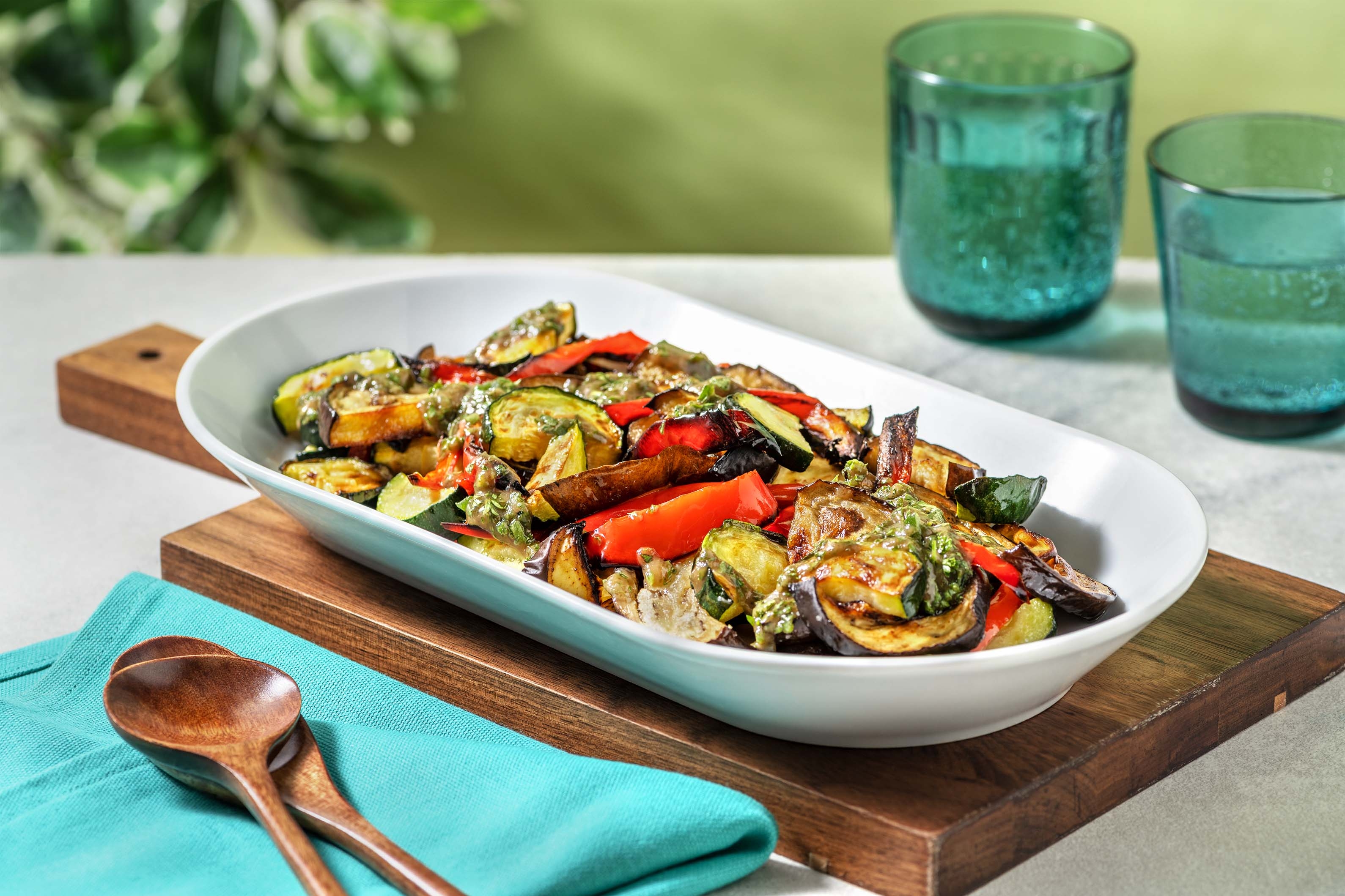 Zelfgemaakte gegrilde groenten met kruidenolie 