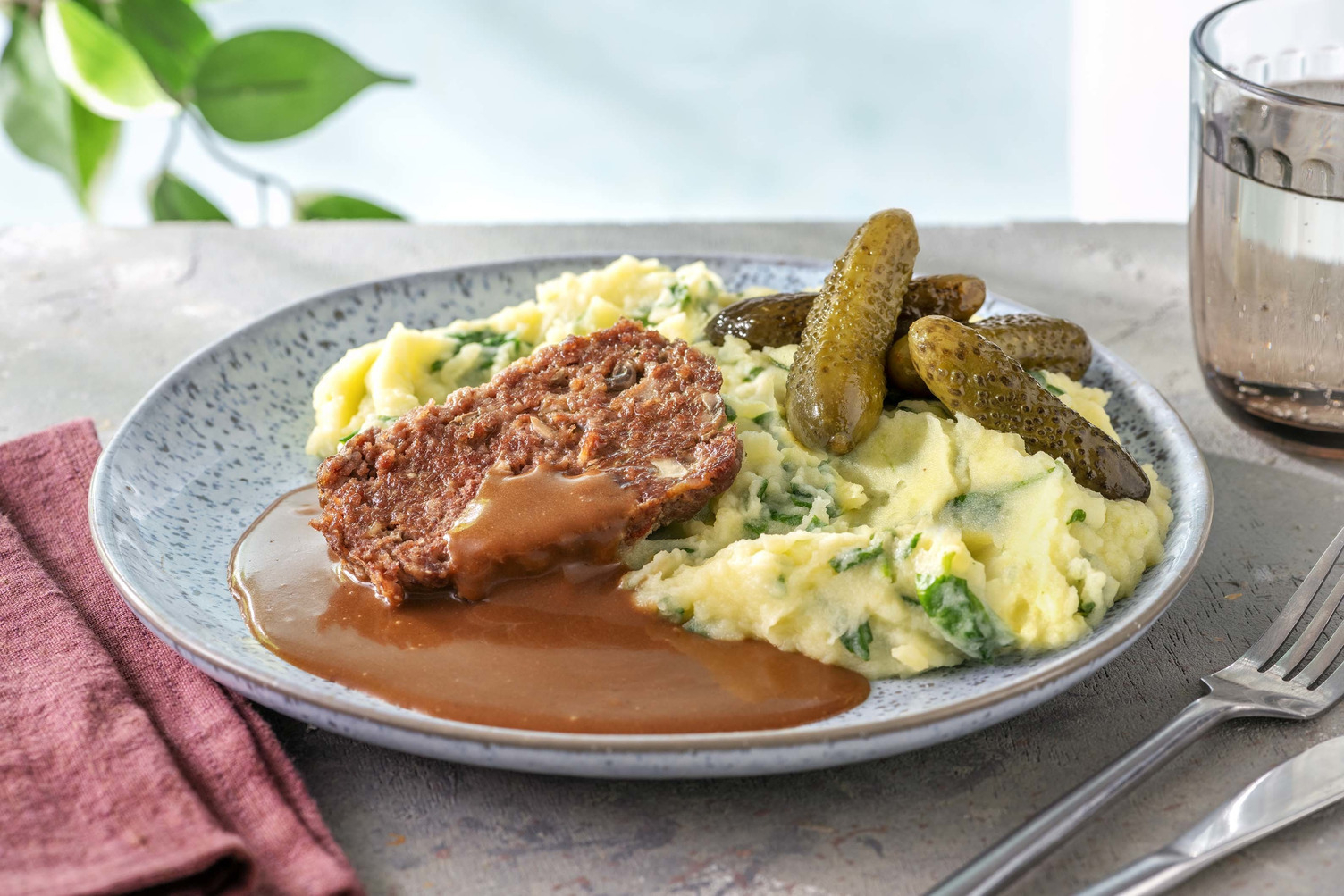 Pain de viande bœuf avec une purée d'épinards