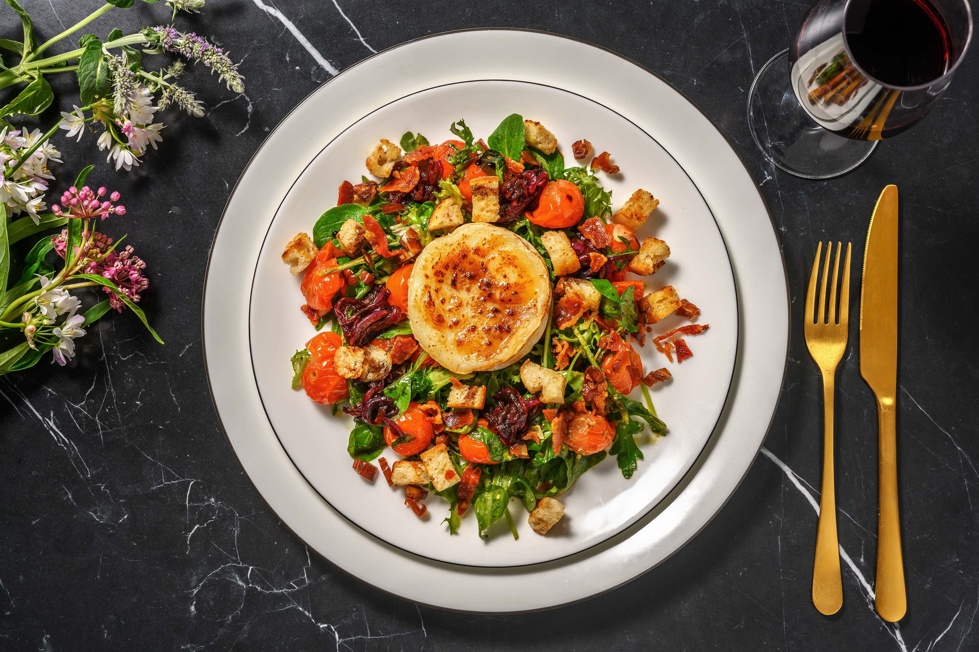 Salade deluxe au chèvre et au lard croquant