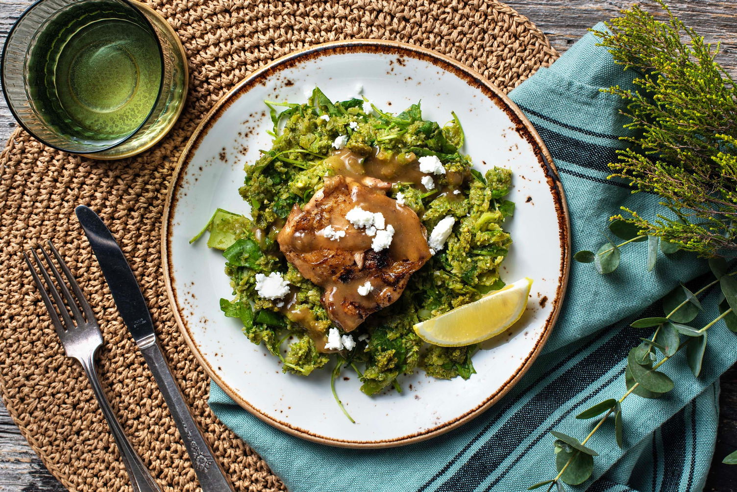 Gekonfijte eendenfilet op broccolipuree en basilicumcrème