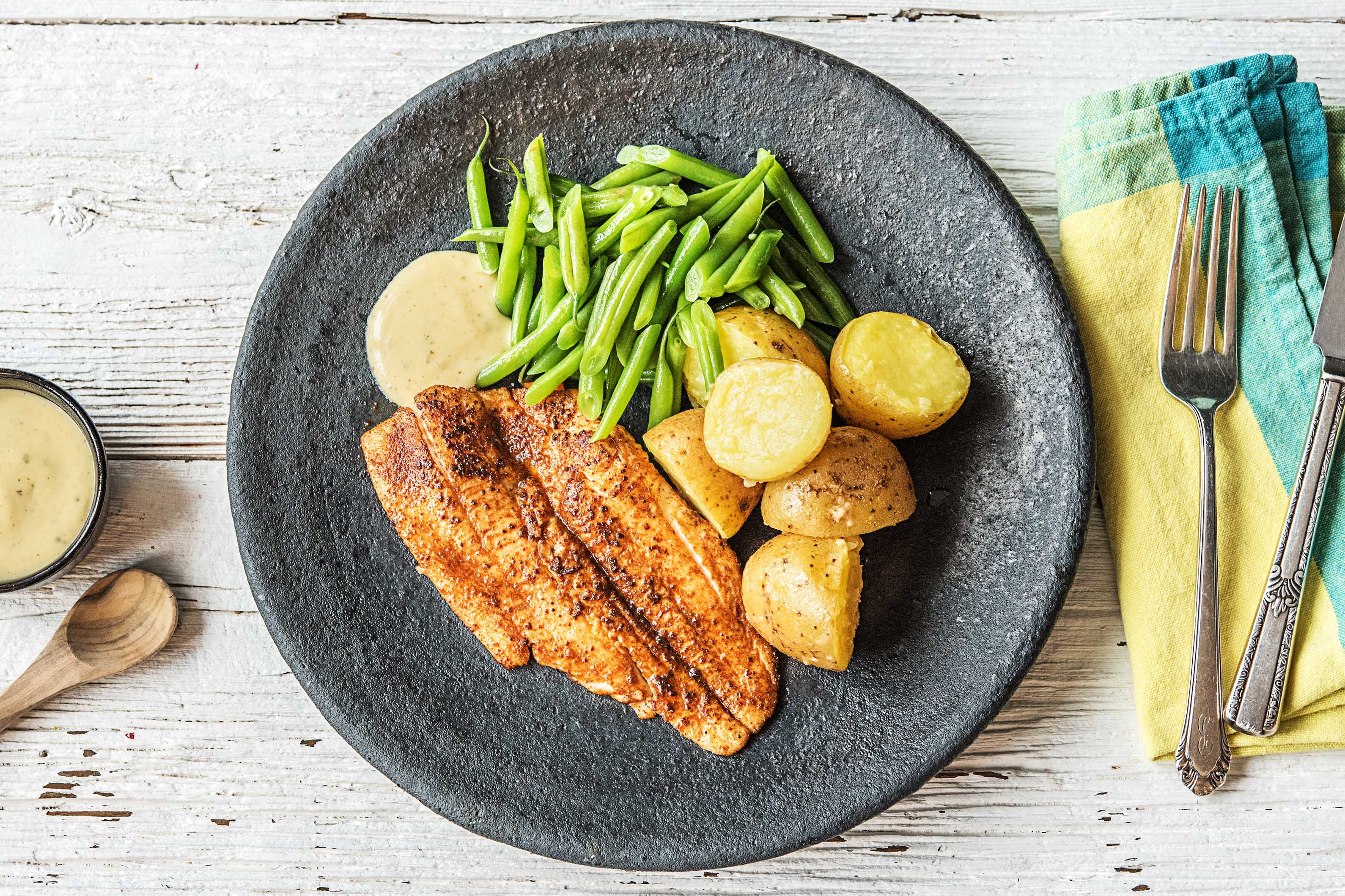 Gekruide scholfilet met boontjes, aardappelen en ravigottesaus