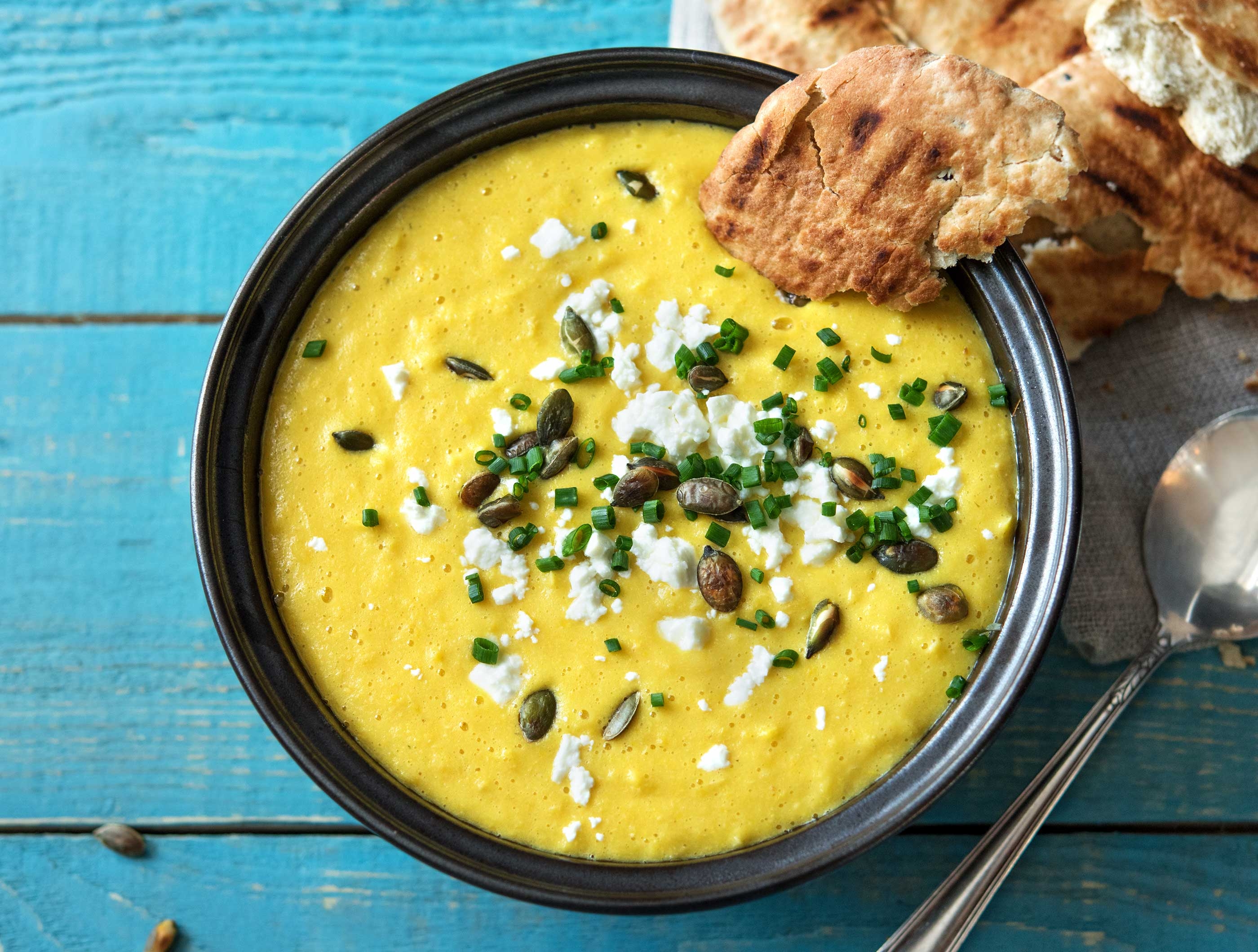 Soupe au poivron jaune, maïs et feta avec pain naan