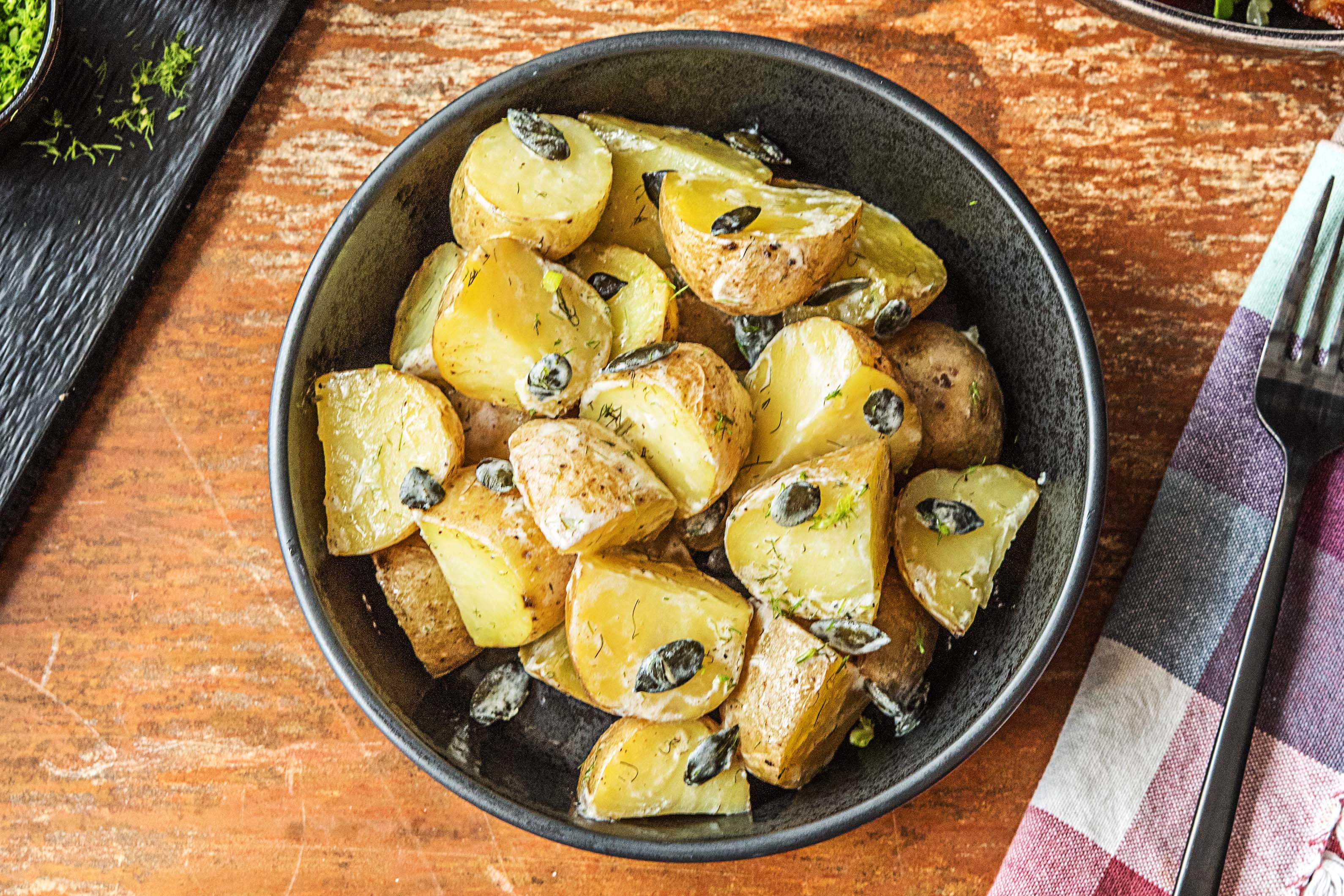 Gepofte aardappel met salade en ontbijtspek, venkel en yoghurt