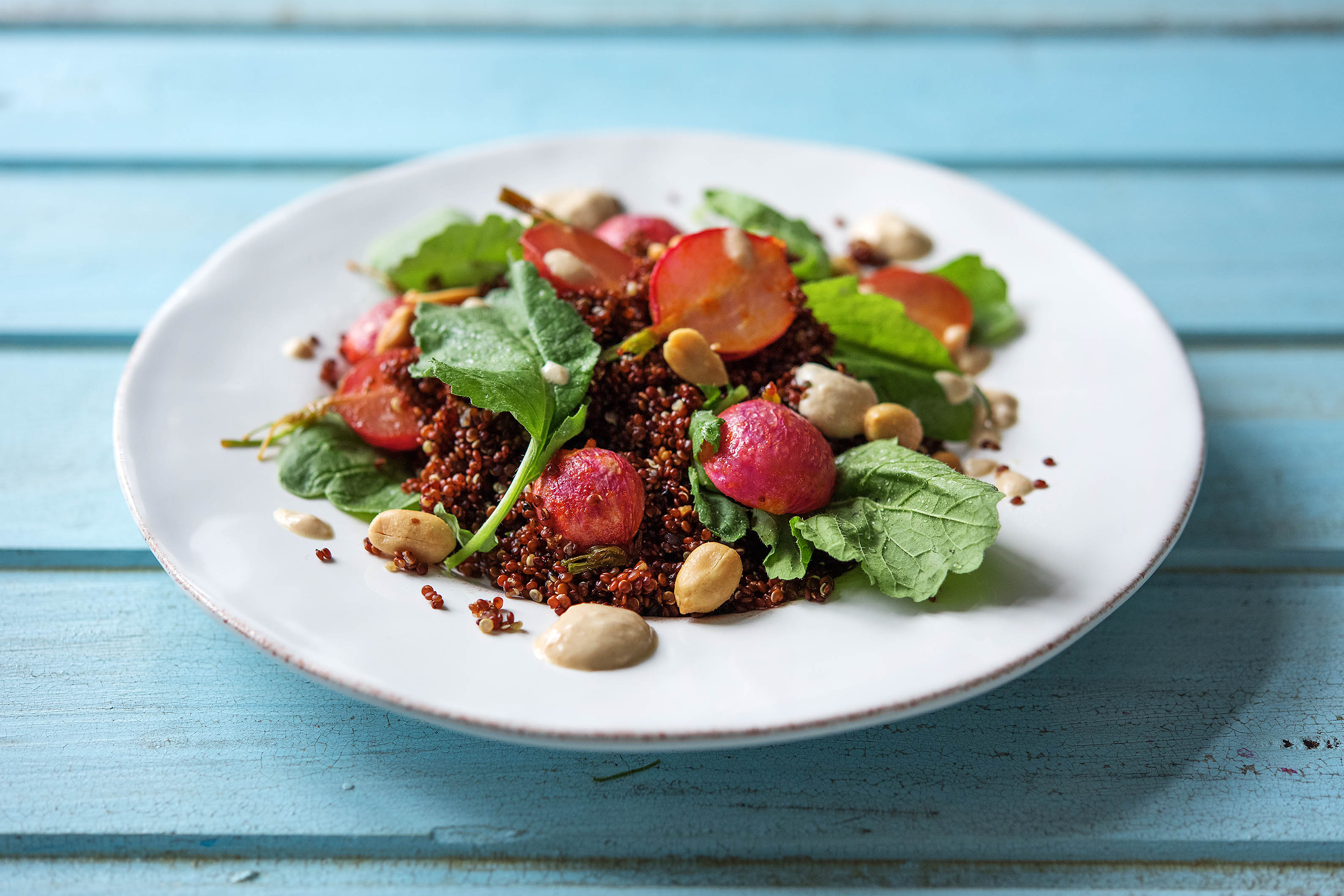 Geröstete Radiesli auf rotem Quinoa