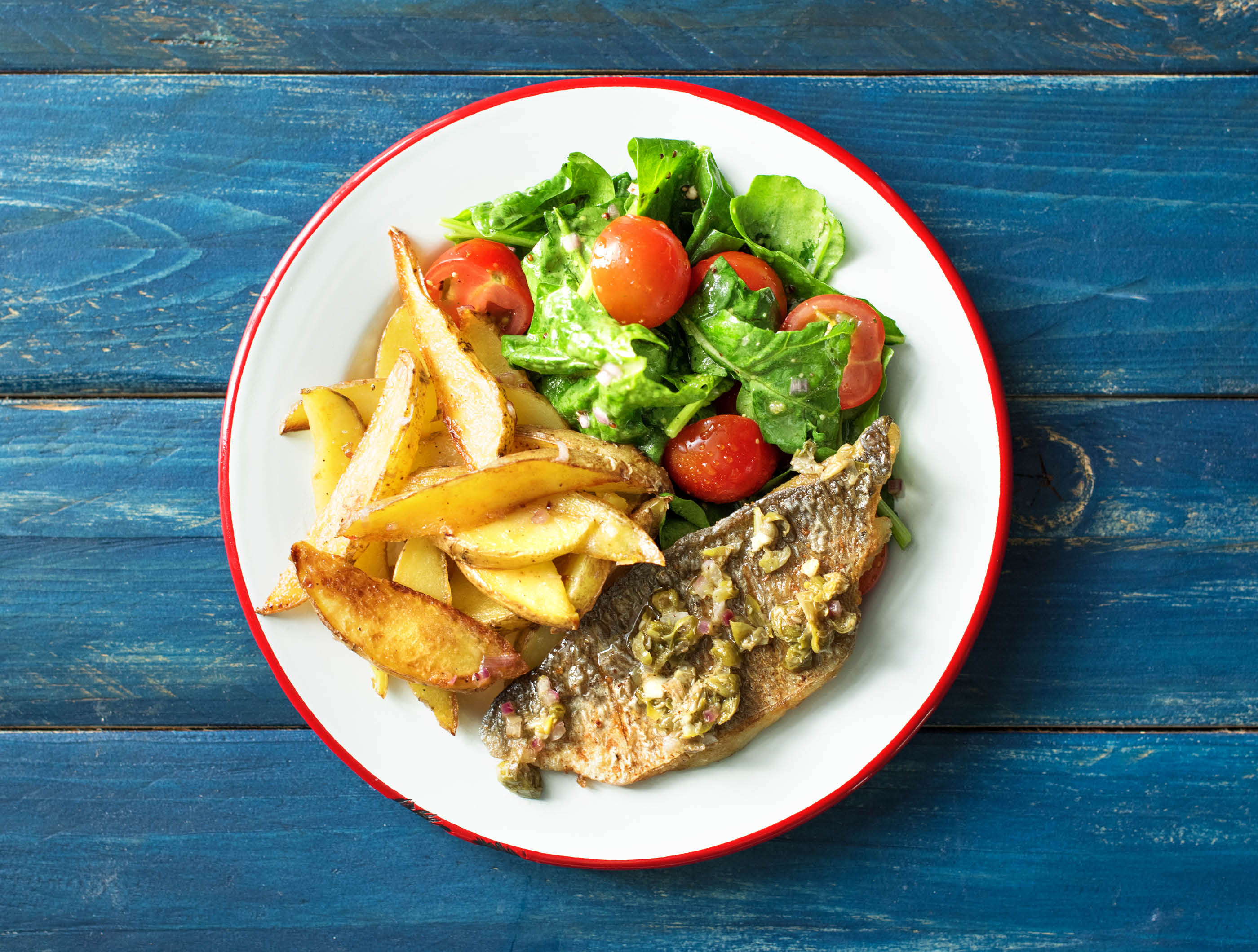 Gesmoorde dorade in kappertjes-botersaus met pikante salade