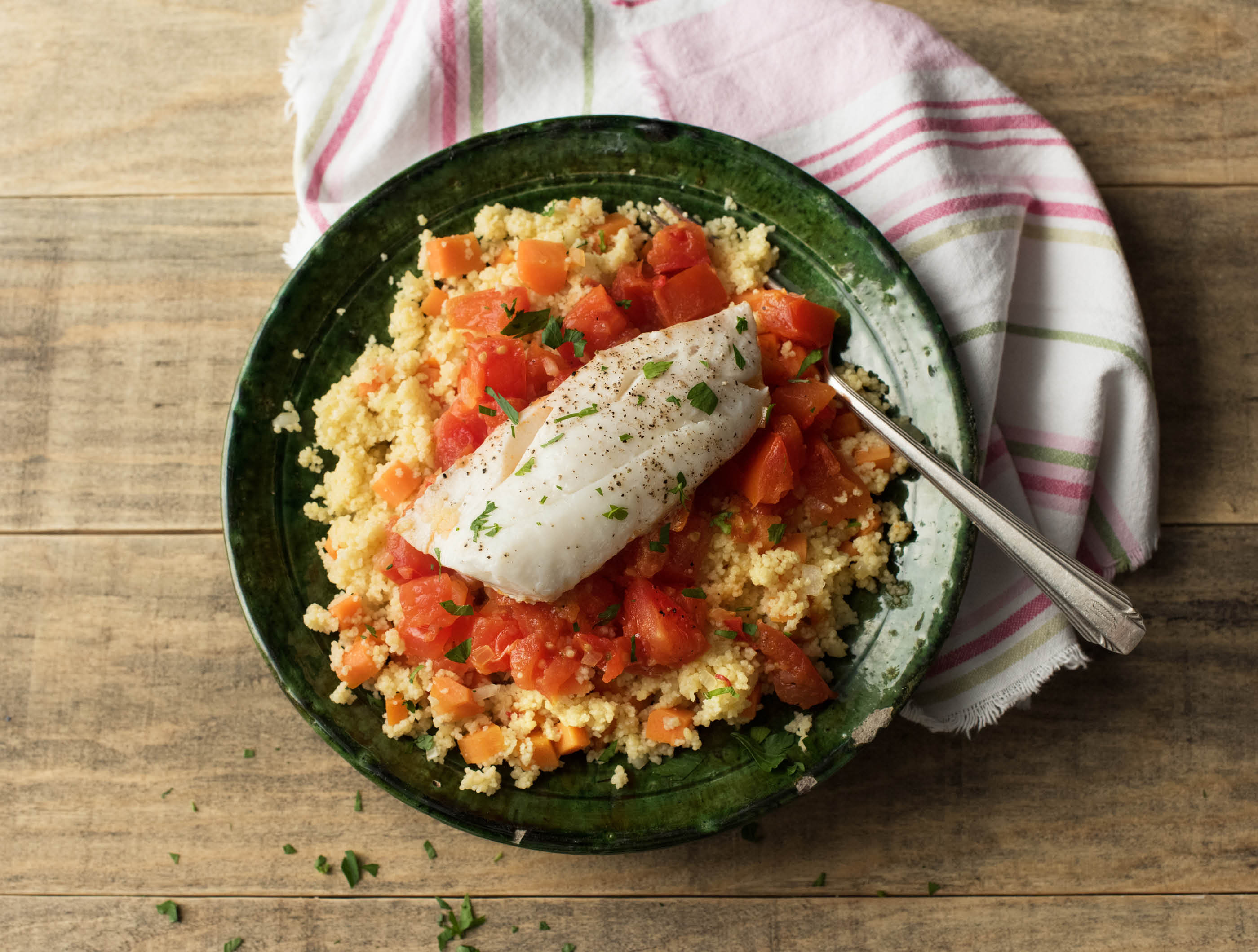 Gestoofde koolvis met kruidige couscous en tomatensaus