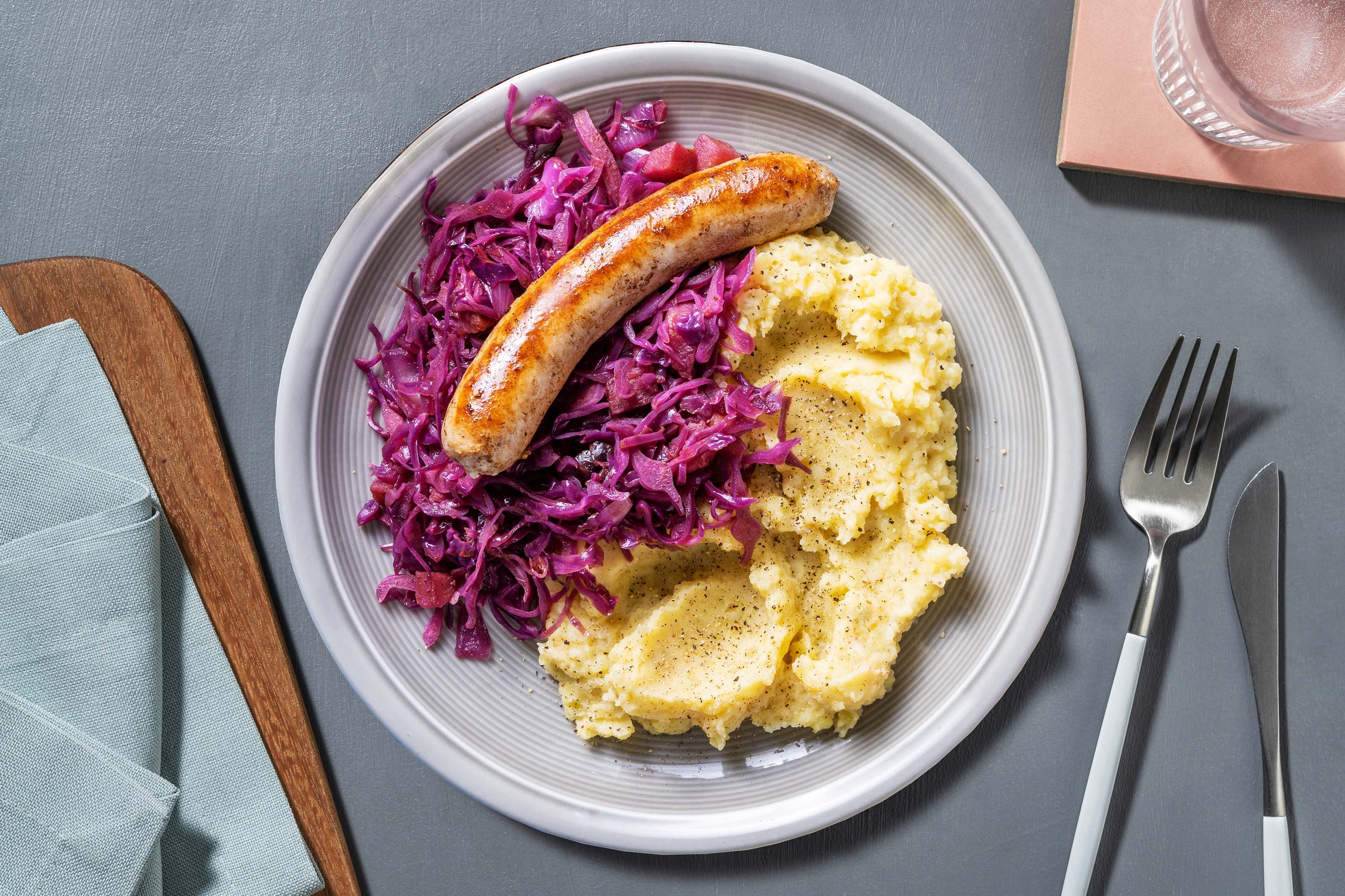 Chou rouge cuit à l’étouffée et chipolata