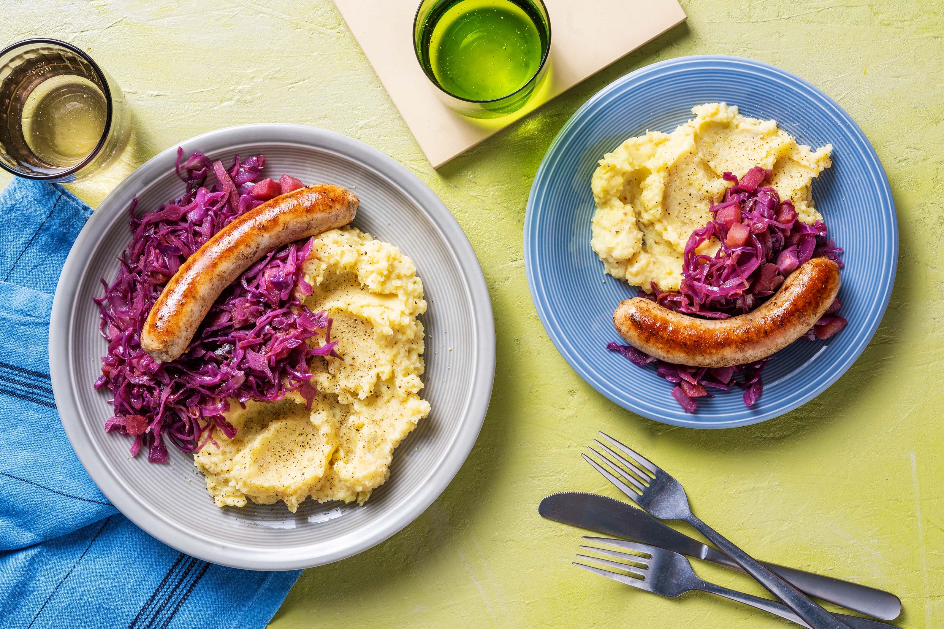 Gestoofde rodekool met kipworst