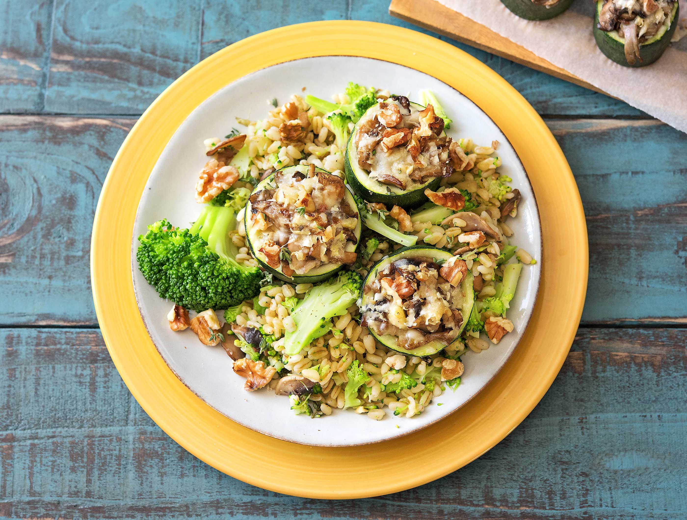 Gevulde courgette met ratatouille van champignons en parelgerstrisotto