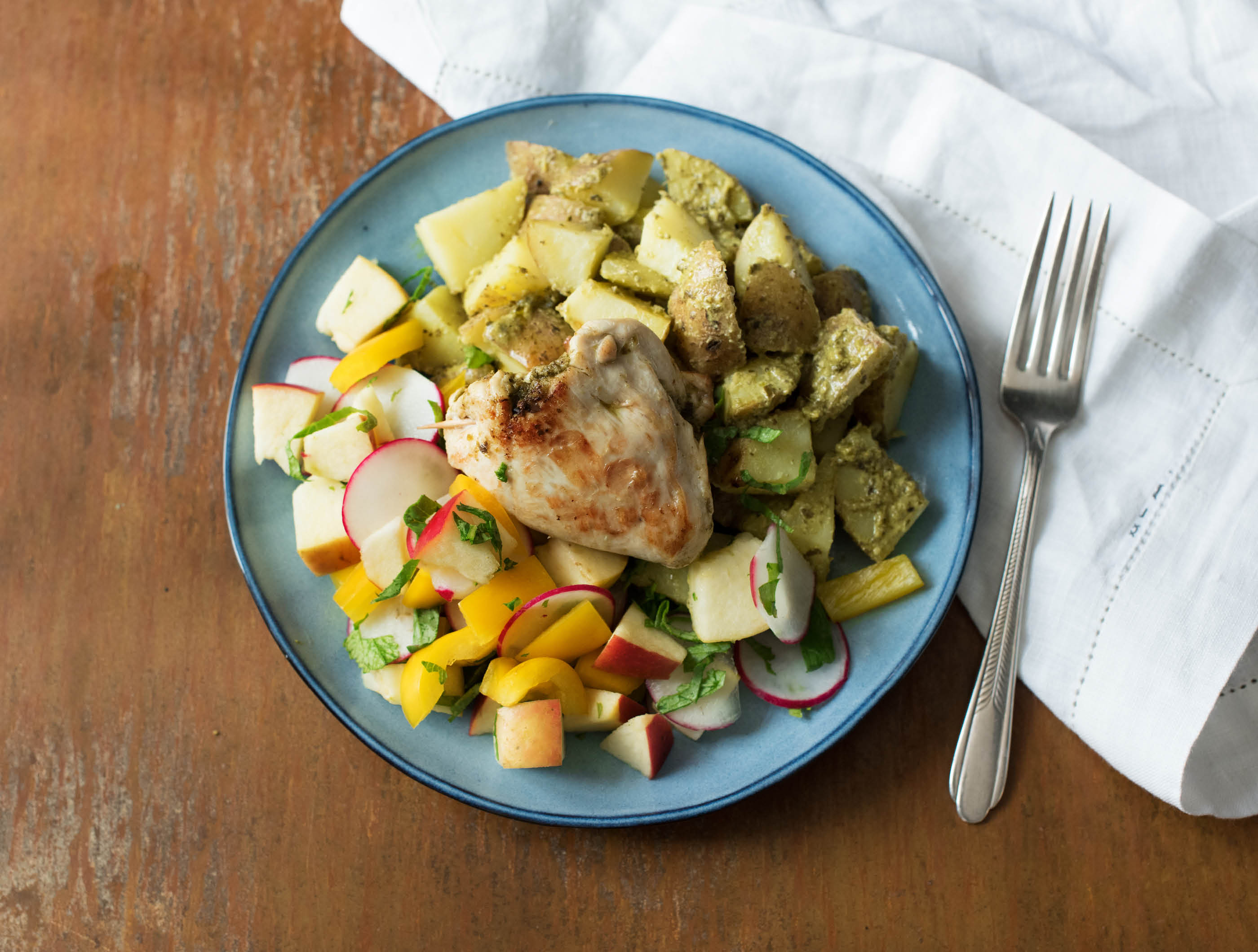 Gevulde kipfilet met pestoaardappelen en kleurrijke zomerse salade