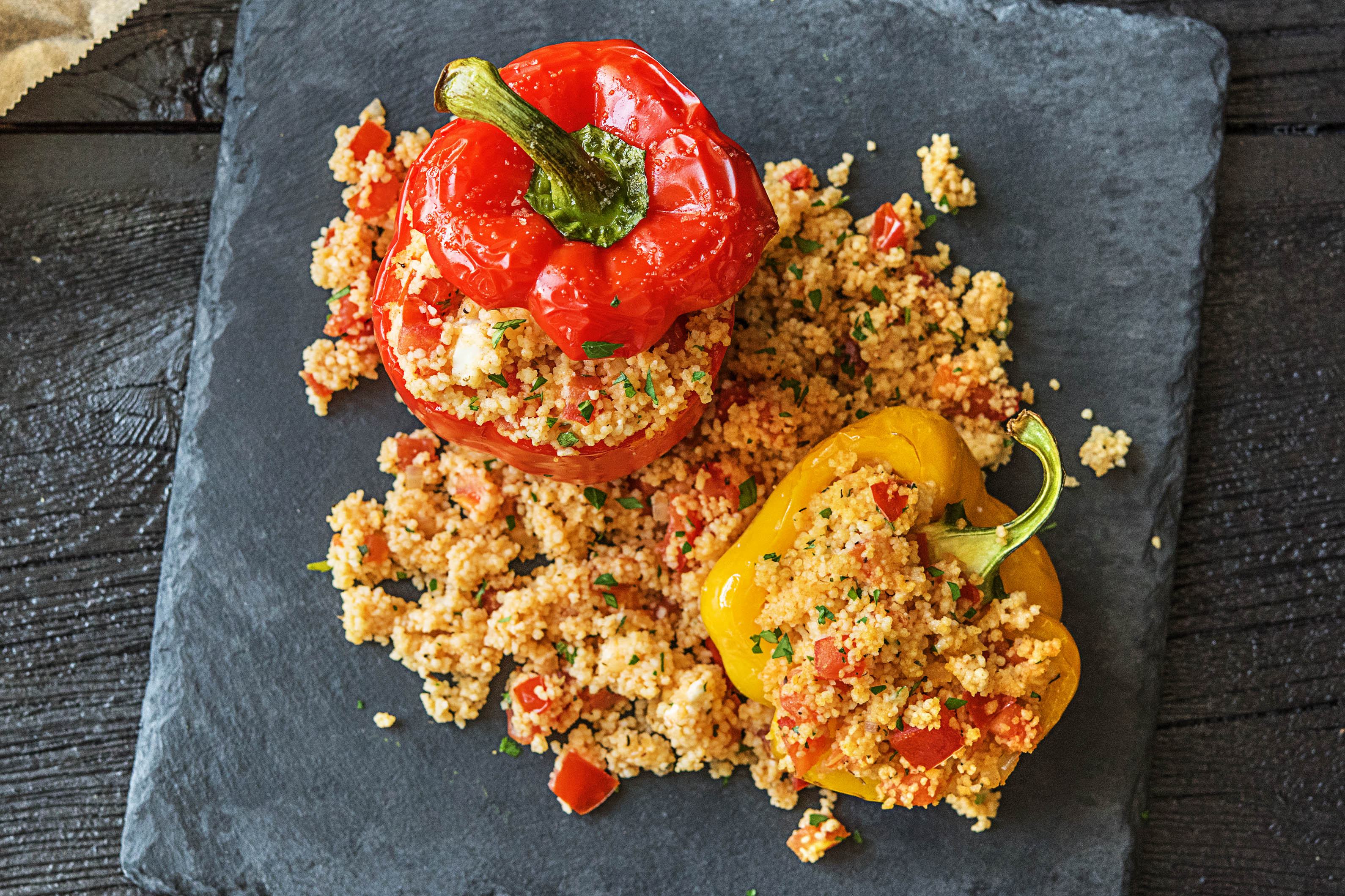 Gevulde paprika's met harissa-couscous, feta, tomaat