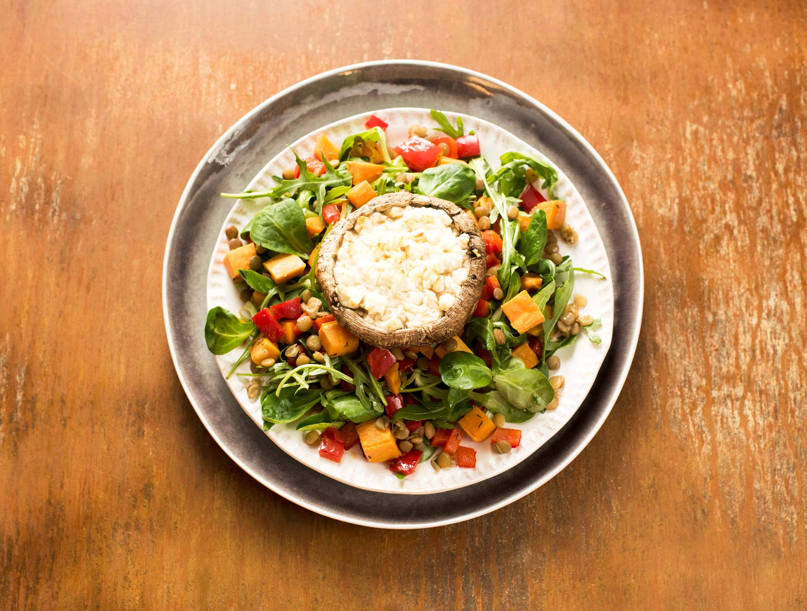 Gevulde portobello met bataat-linzensalade