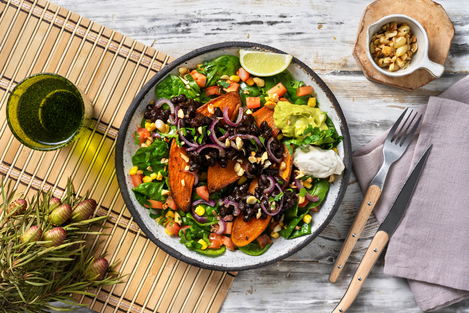 Gevulde zoete aardappel met pittige zwarte bonen