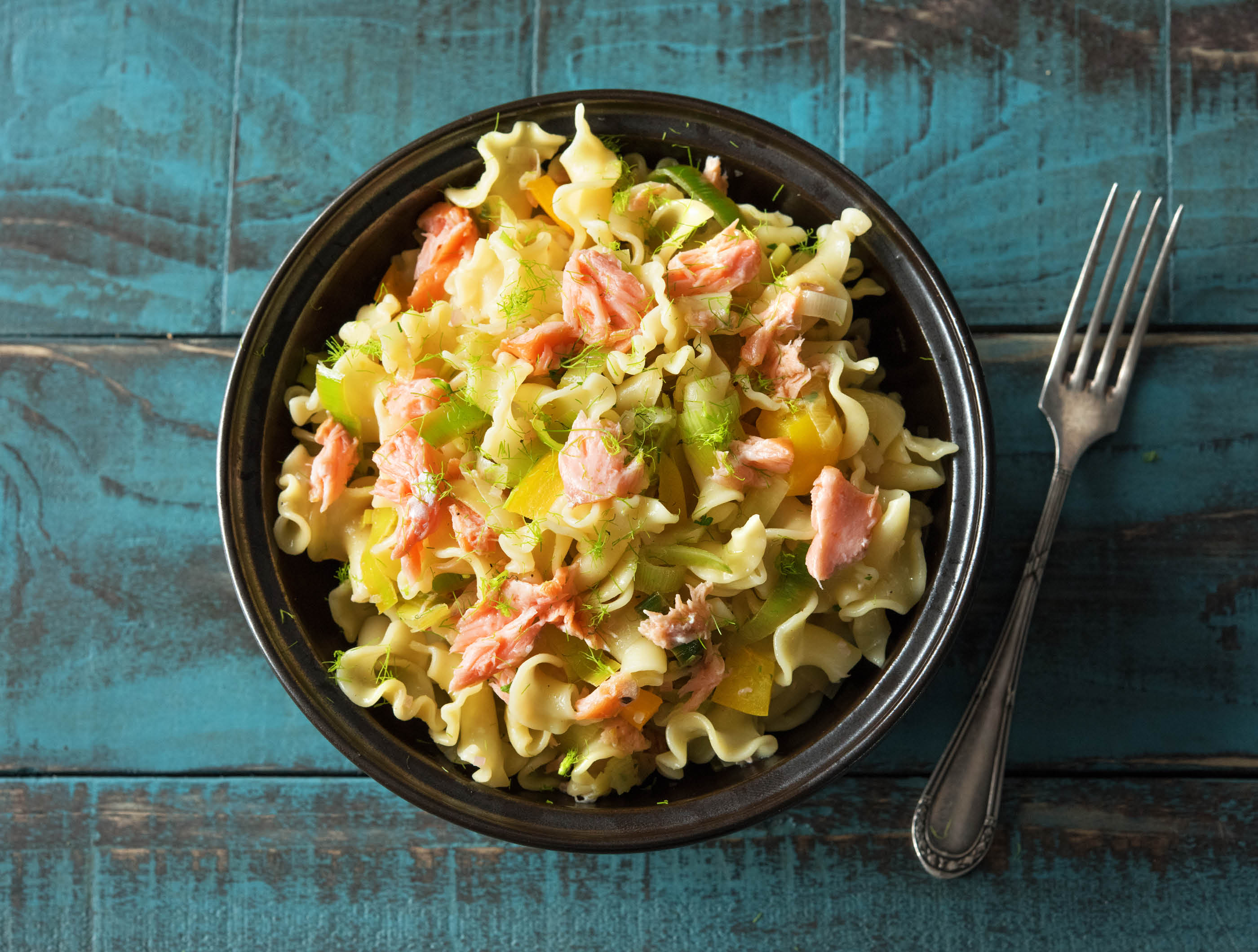 Gigli met warmgerookte zalm, verse dille en citroen