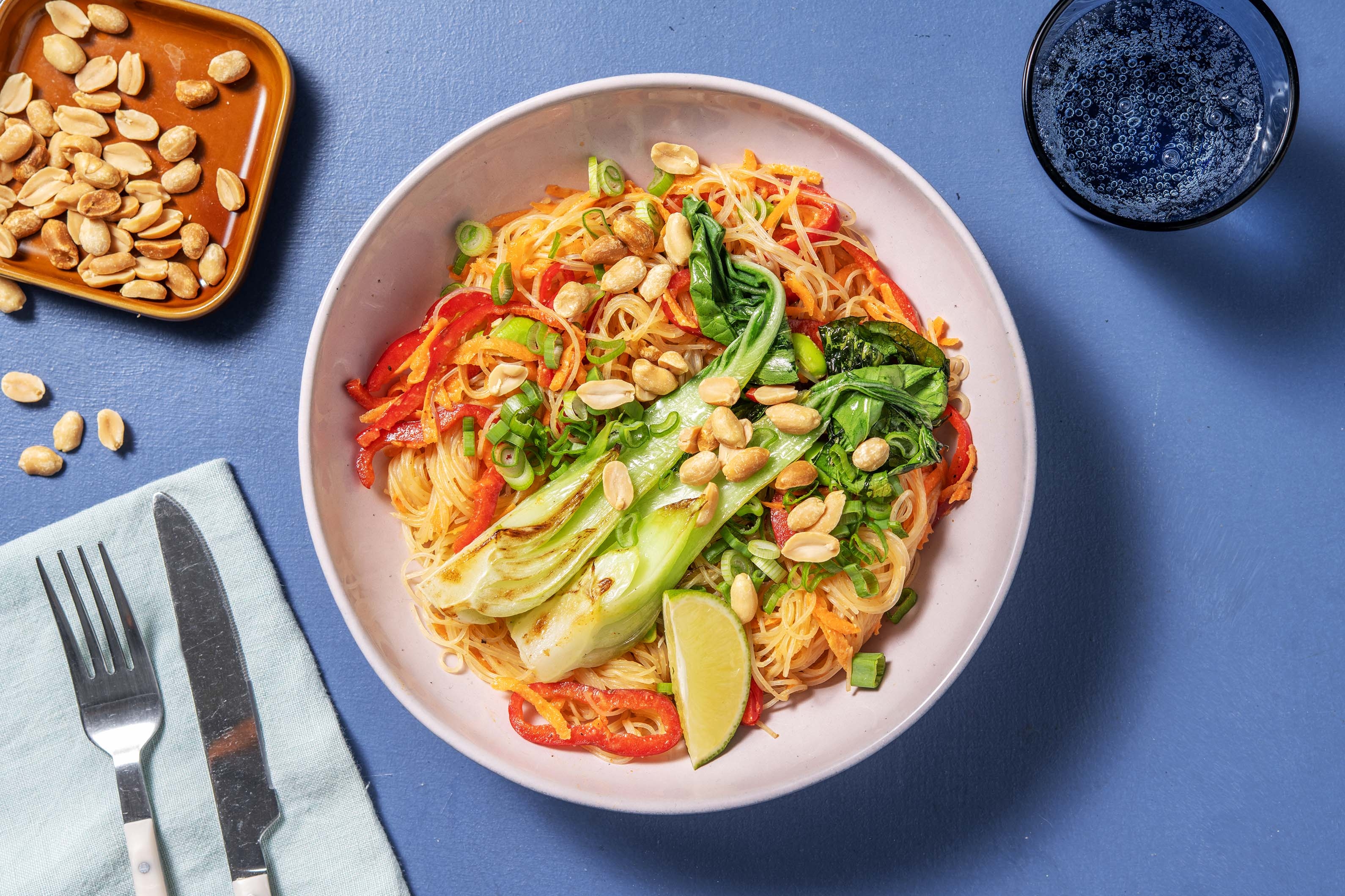 Glasnudelsalat mit Edamame, Pak Choi und Erdnussdressing