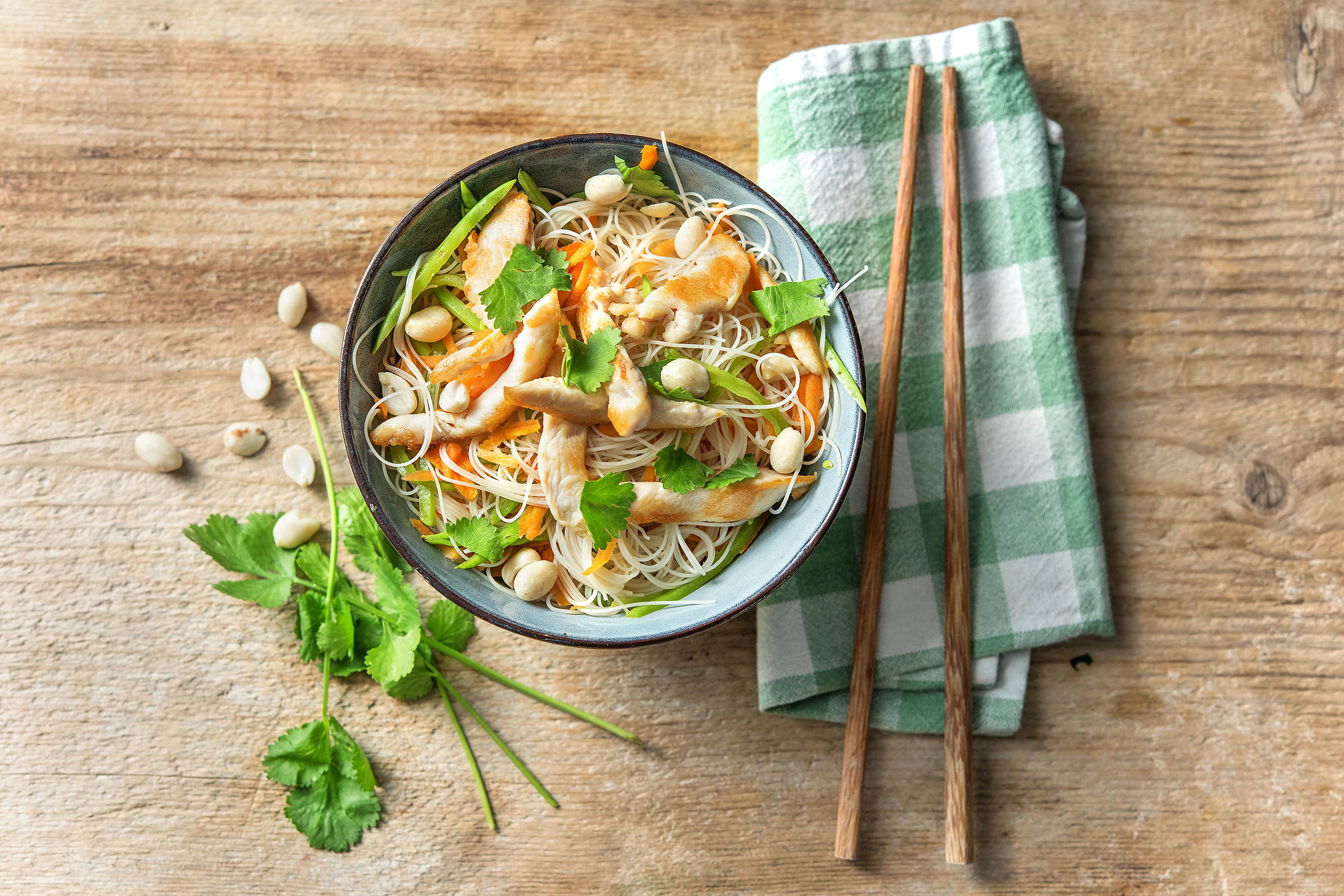 Glasnudelsalat mit Trutenstreifen,