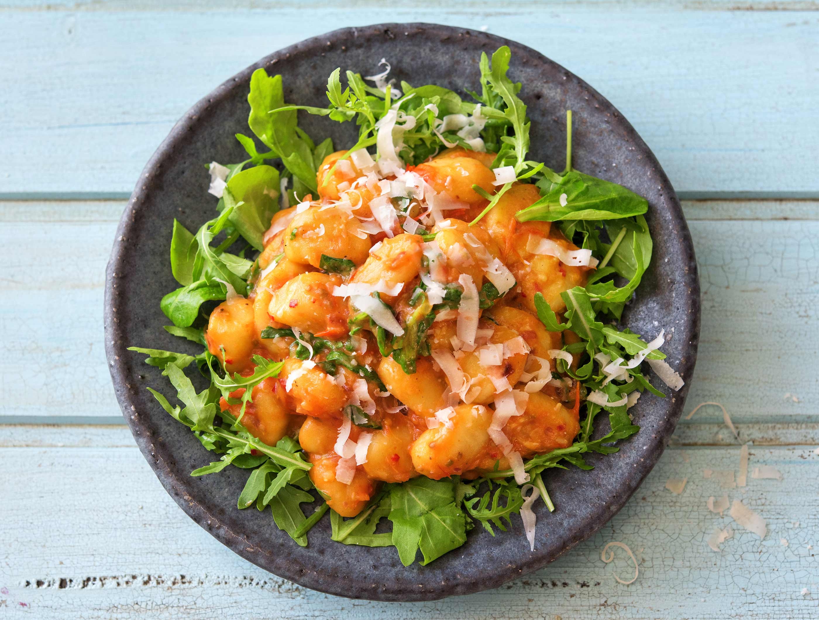 Gnocchi met tomaat-rozemarijnsaus en frisse salade