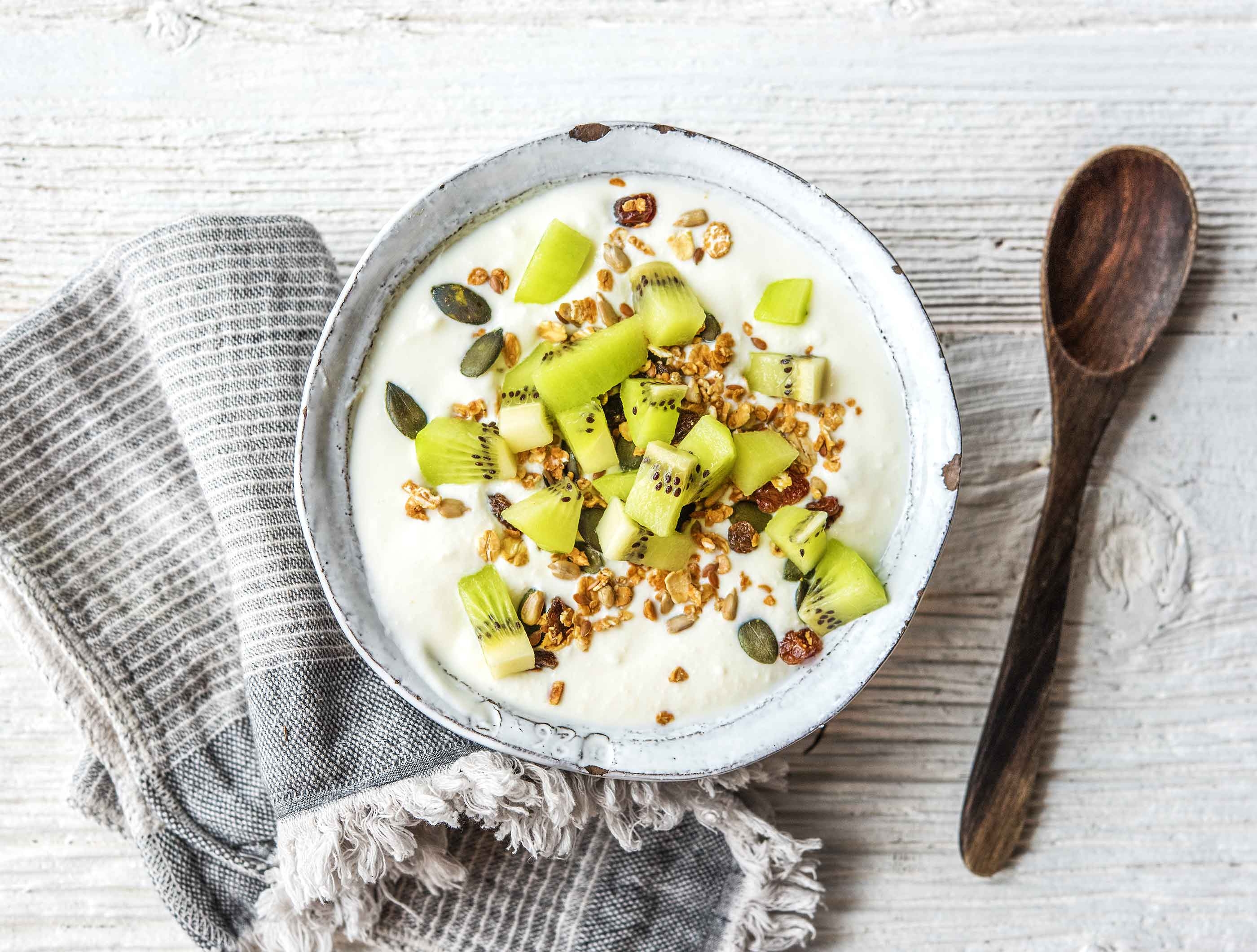 Granola en kiwi met halfvolle yoghurt