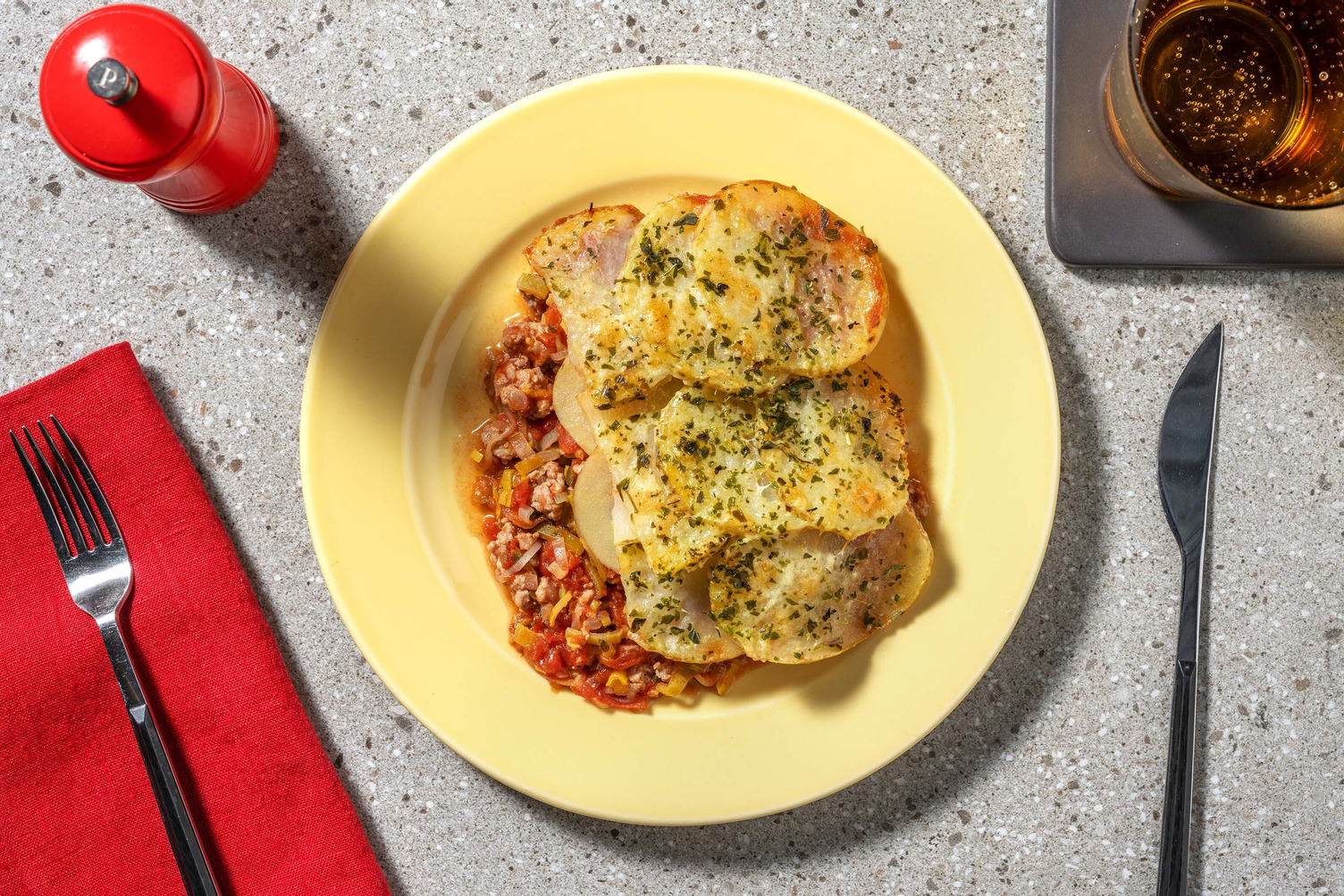 Gehakt-preischotel met aardappelschijfjes