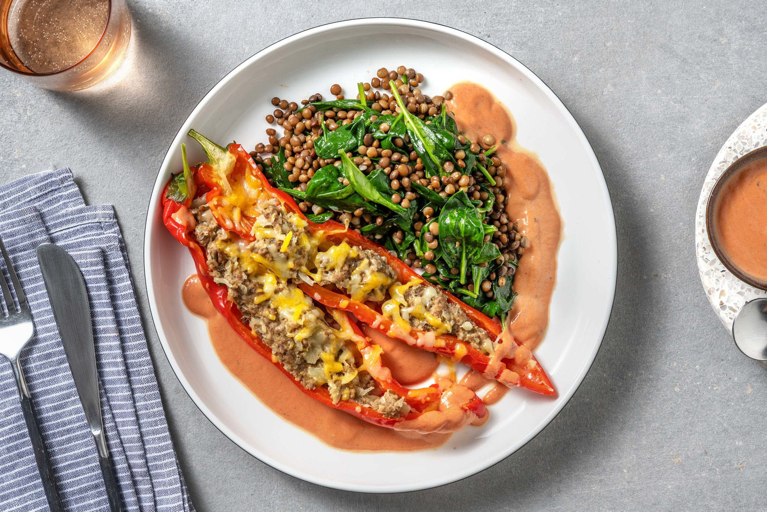 Gedämpfte Spitzpeperoni mit Hackfüllung