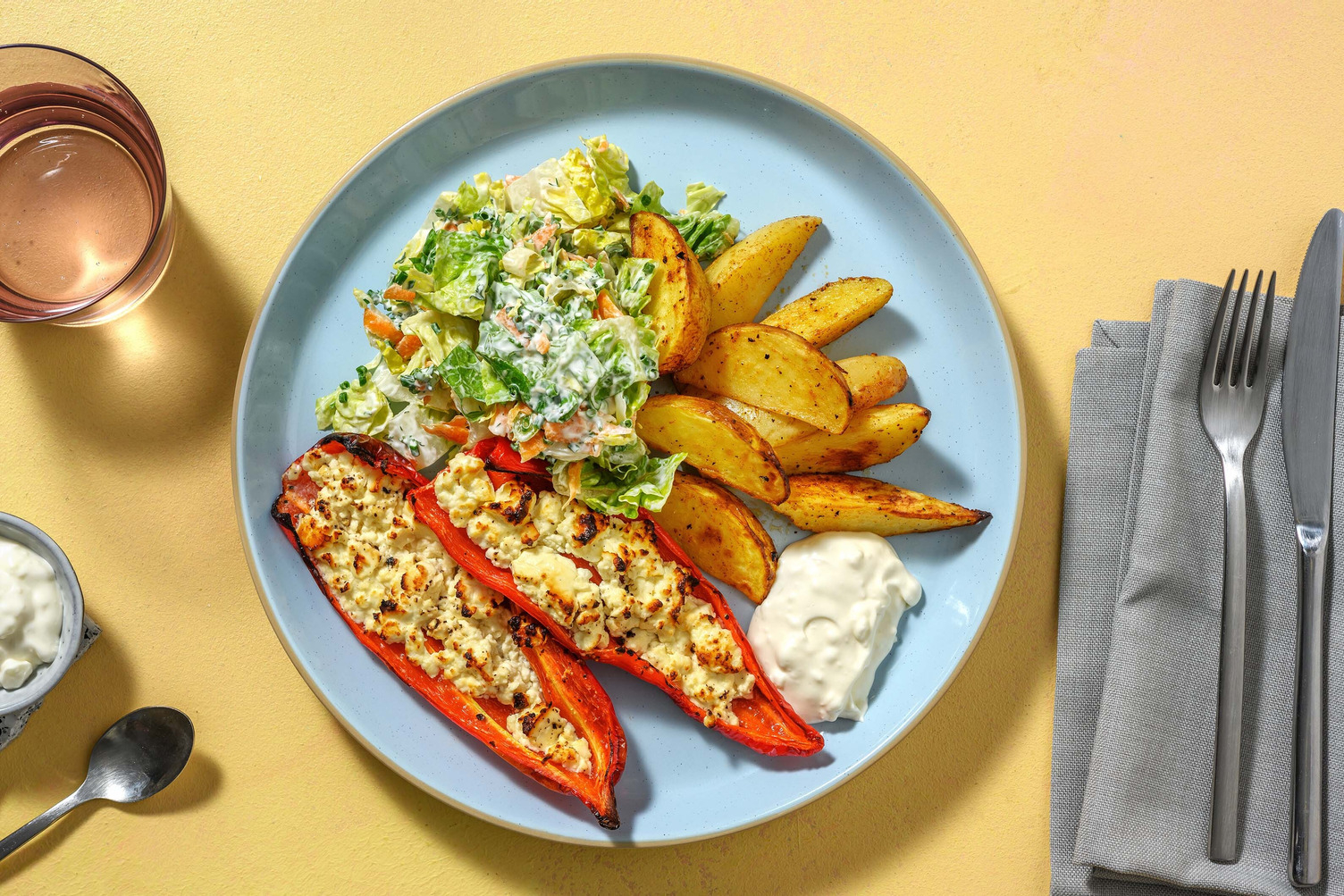Gratinierte Spitzpeperoni mit Zaziki-Salat