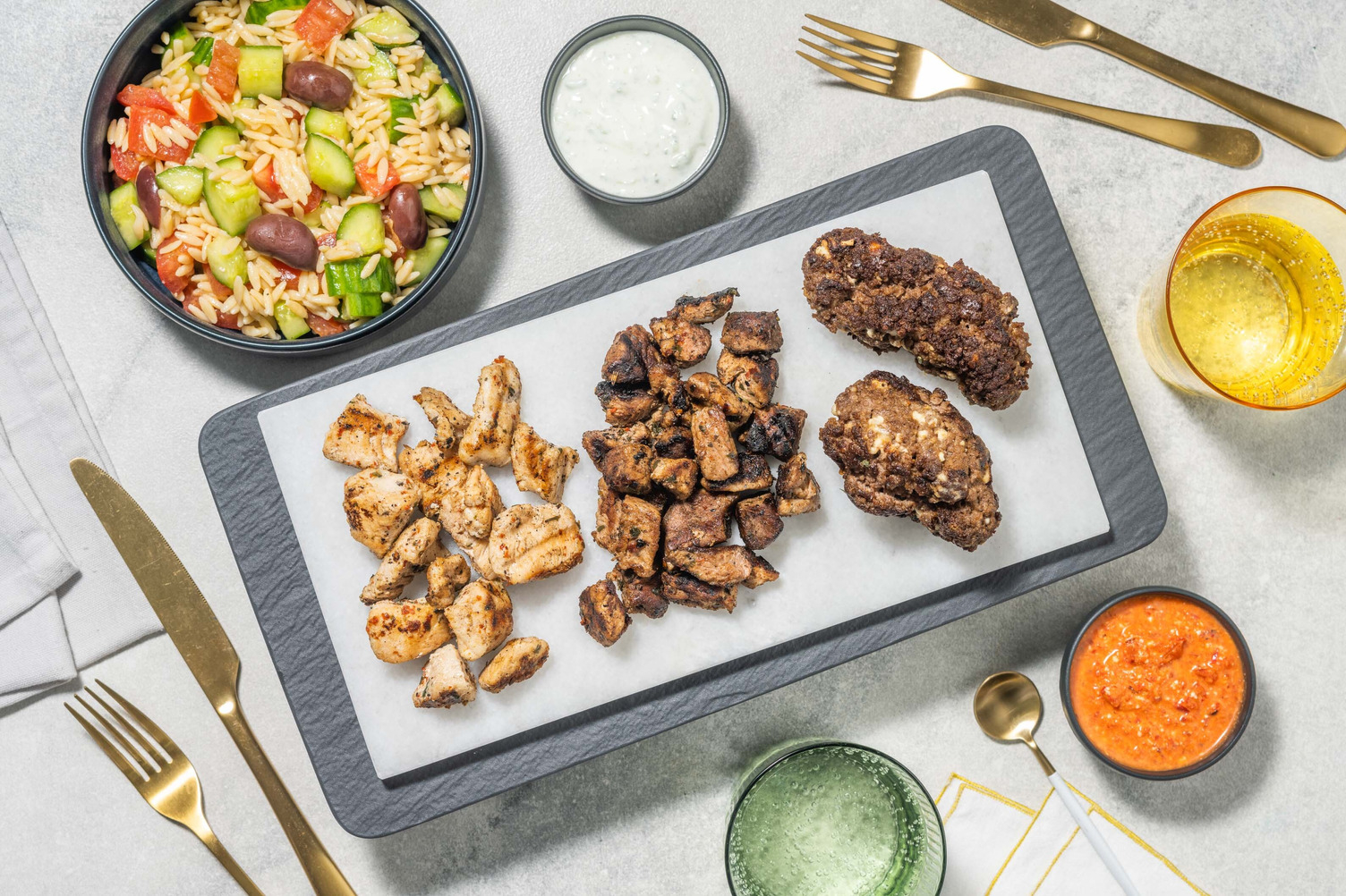 Griechische Grillplatte mit zweierlei Steaks